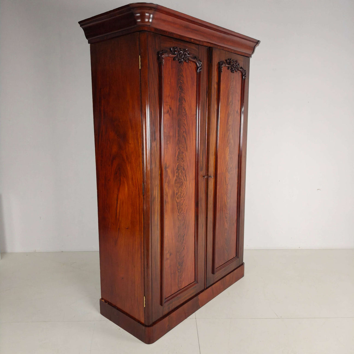 Victorian Wardrobe in Flamed Mahogany – circa 1860–1880 Victorian Wardrobe in Flamed Mahogany – circa 1860–1880