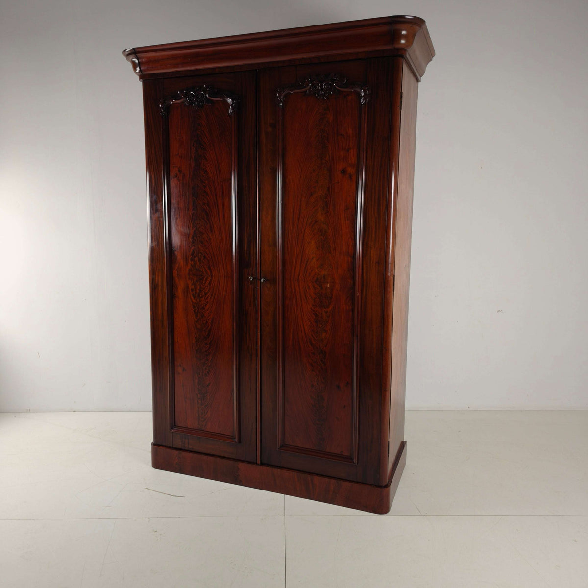 Victorian Wardrobe in Flamed Mahogany – circa 1860–1880 Victorian Wardrobe in Flamed Mahogany – circa 1860–1880