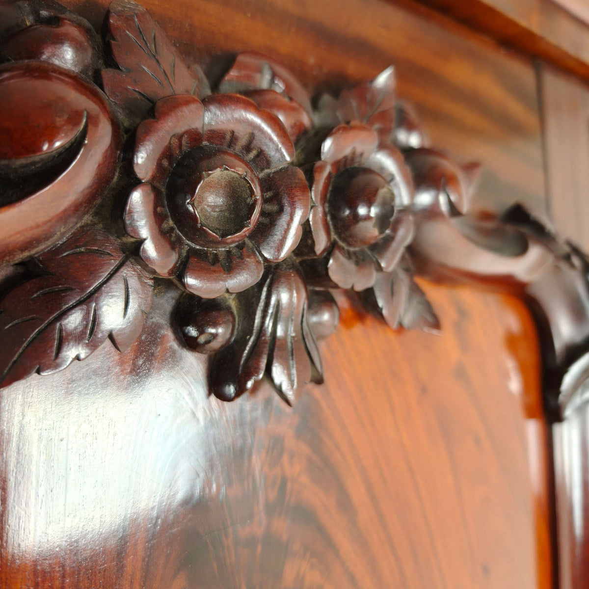 Victorian Wardrobe in Flamed Mahogany – circa 1860–1880 Victorian Wardrobe in Flamed Mahogany – circa 1860–1880