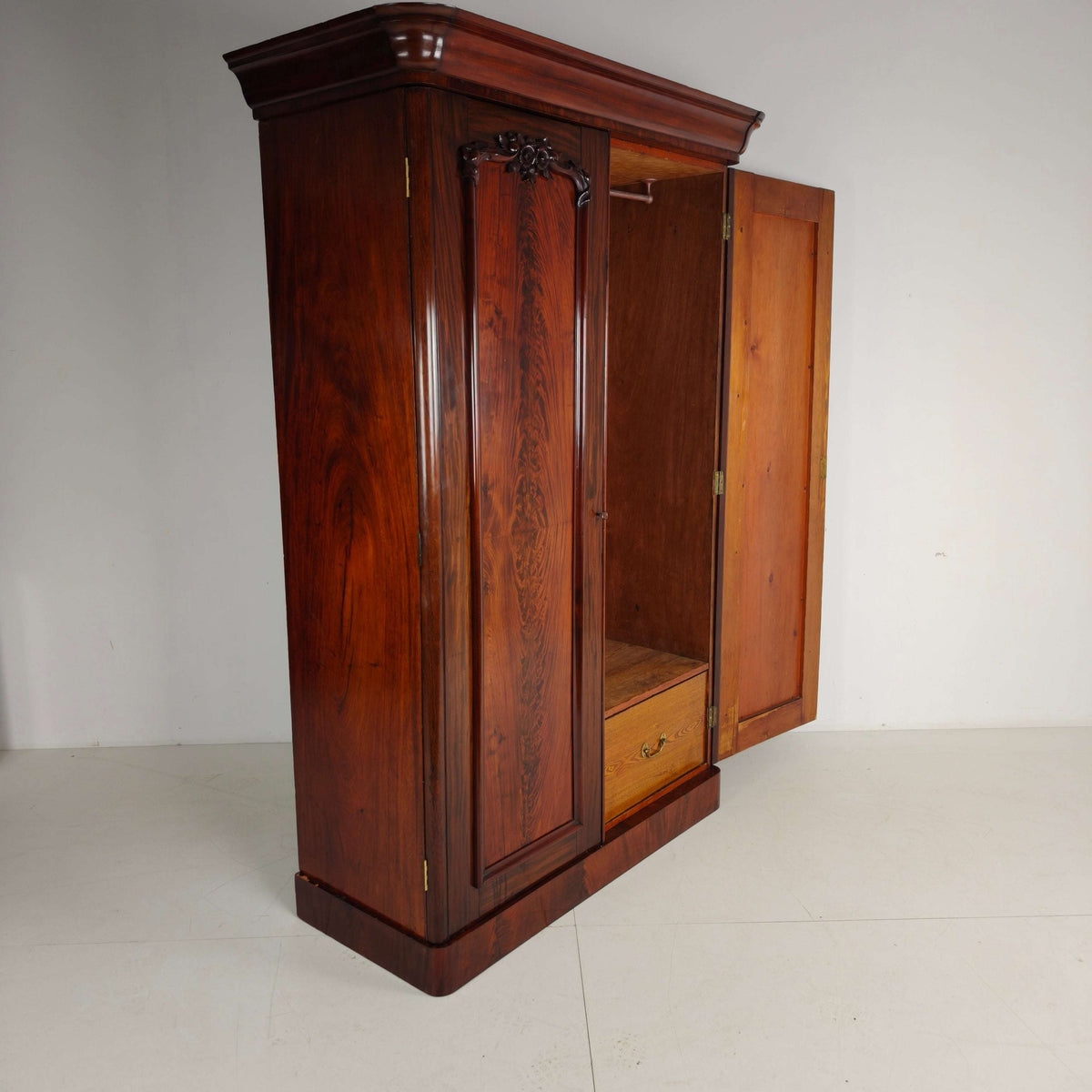 Victorian Wardrobe in Flamed Mahogany – circa 1860–1880 Victorian Wardrobe in Flamed Mahogany – circa 1860–1880