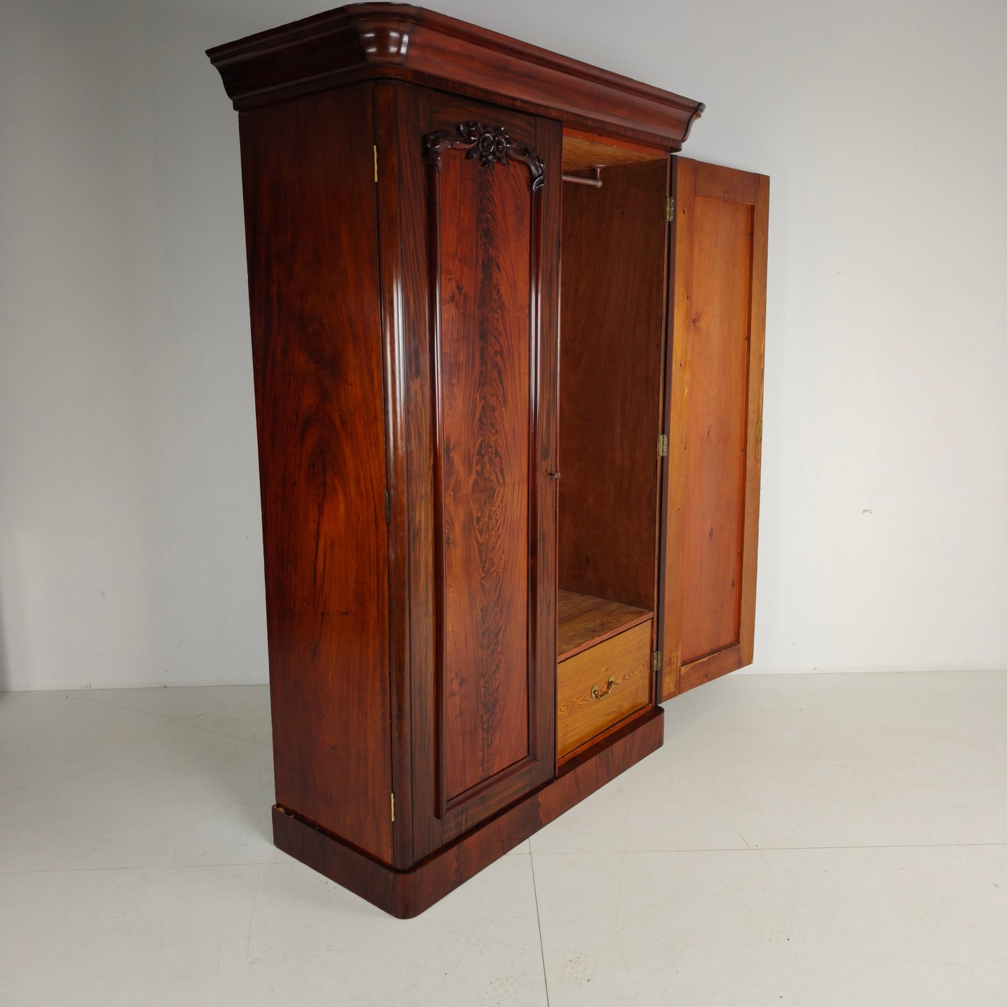 Victorian Wardrobe in Flamed Mahogany – circa 1860–1880 Victorian Wardrobe in Flamed Mahogany – circa 1860–1880