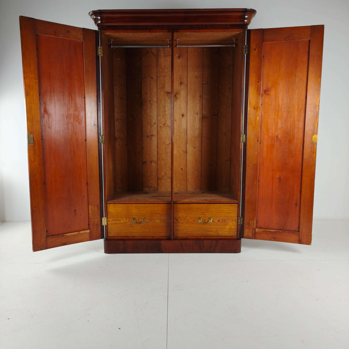 Victorian Wardrobe in Flamed Mahogany – circa 1860–1880 Victorian Wardrobe in Flamed Mahogany – circa 1860–1880
