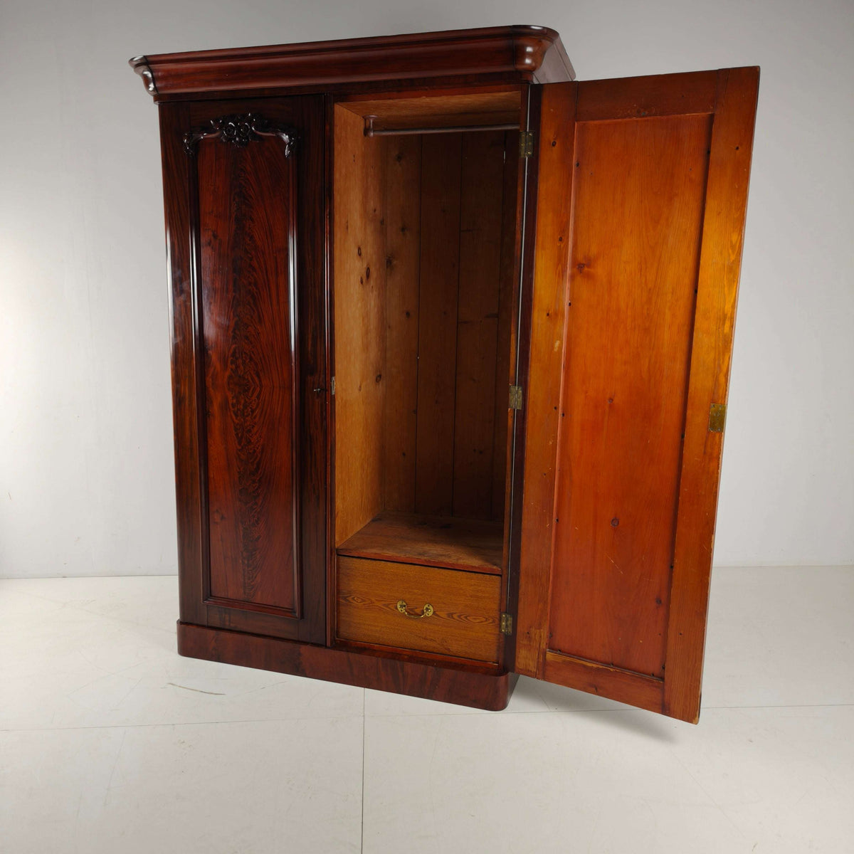 Victorian Wardrobe in Flamed Mahogany – circa 1860–1880 Victorian Wardrobe in Flamed Mahogany – circa 1860–1880