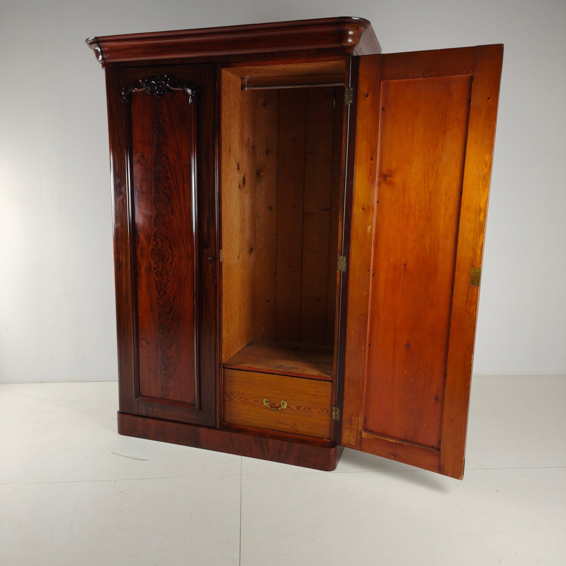 Victorian Wardrobe in Flamed Mahogany – circa 1860–1880 Victorian Wardrobe in Flamed Mahogany – circa 1860–1880