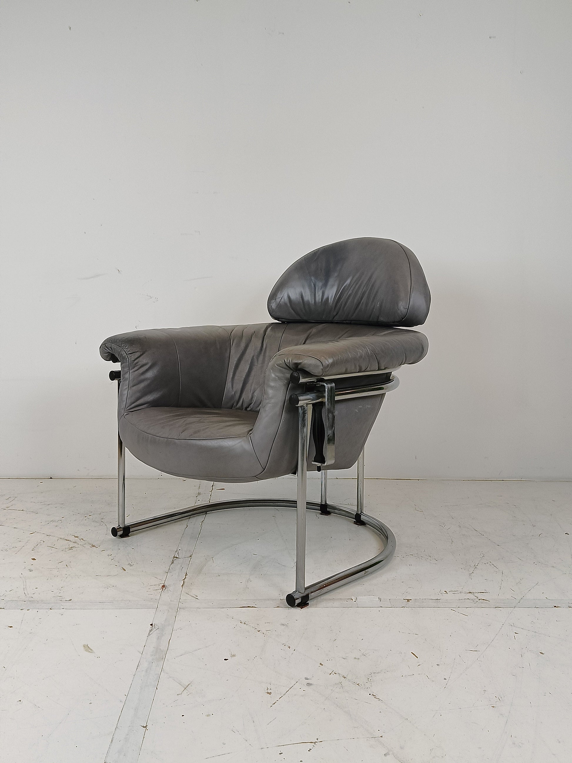 Vintage leather armchair with chrome tubular frame Vintage leather armchair with chrome tubular frame