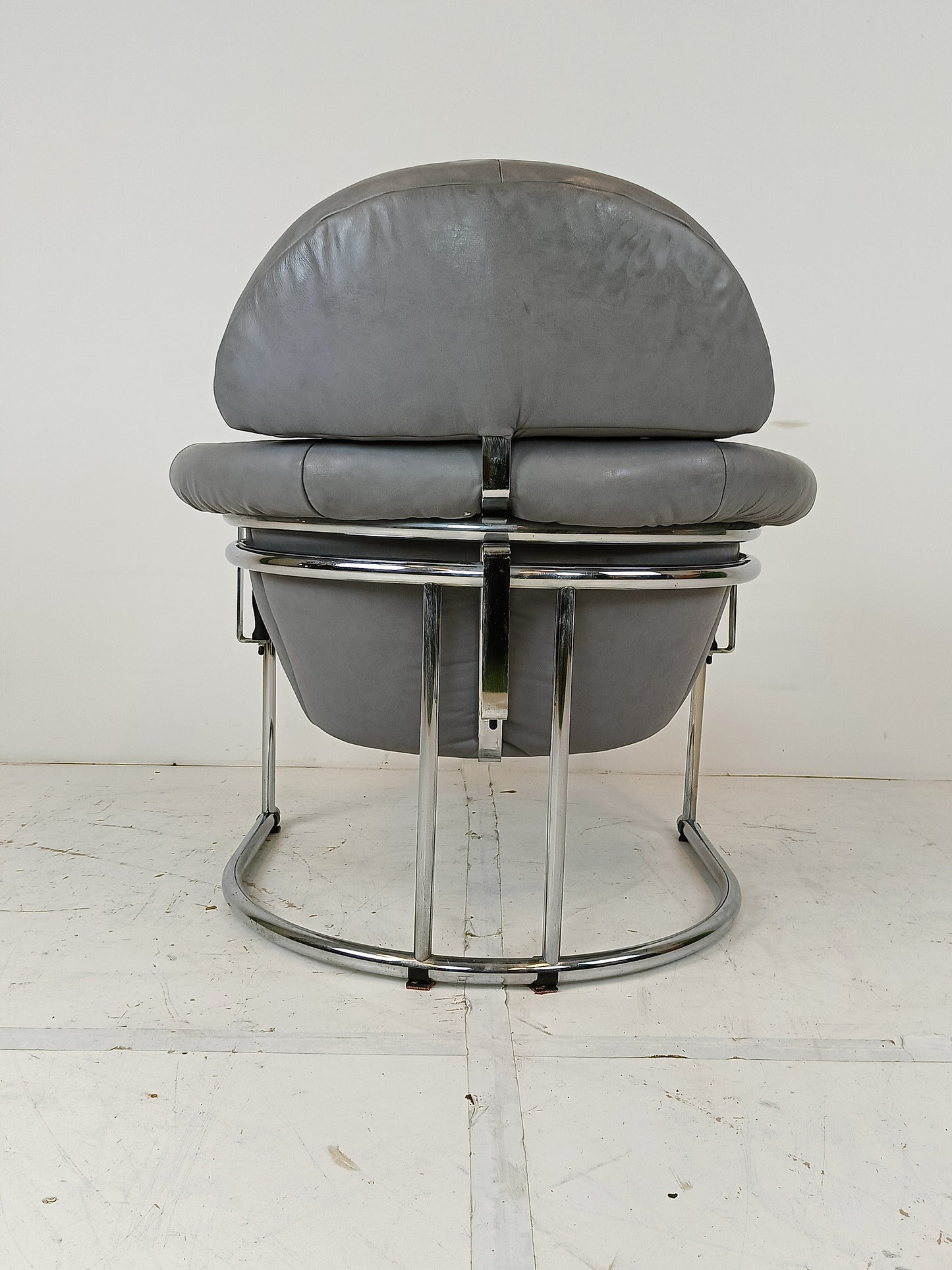 Vintage leather armchair with chrome tubular frame Vintage leather armchair with chrome tubular frame