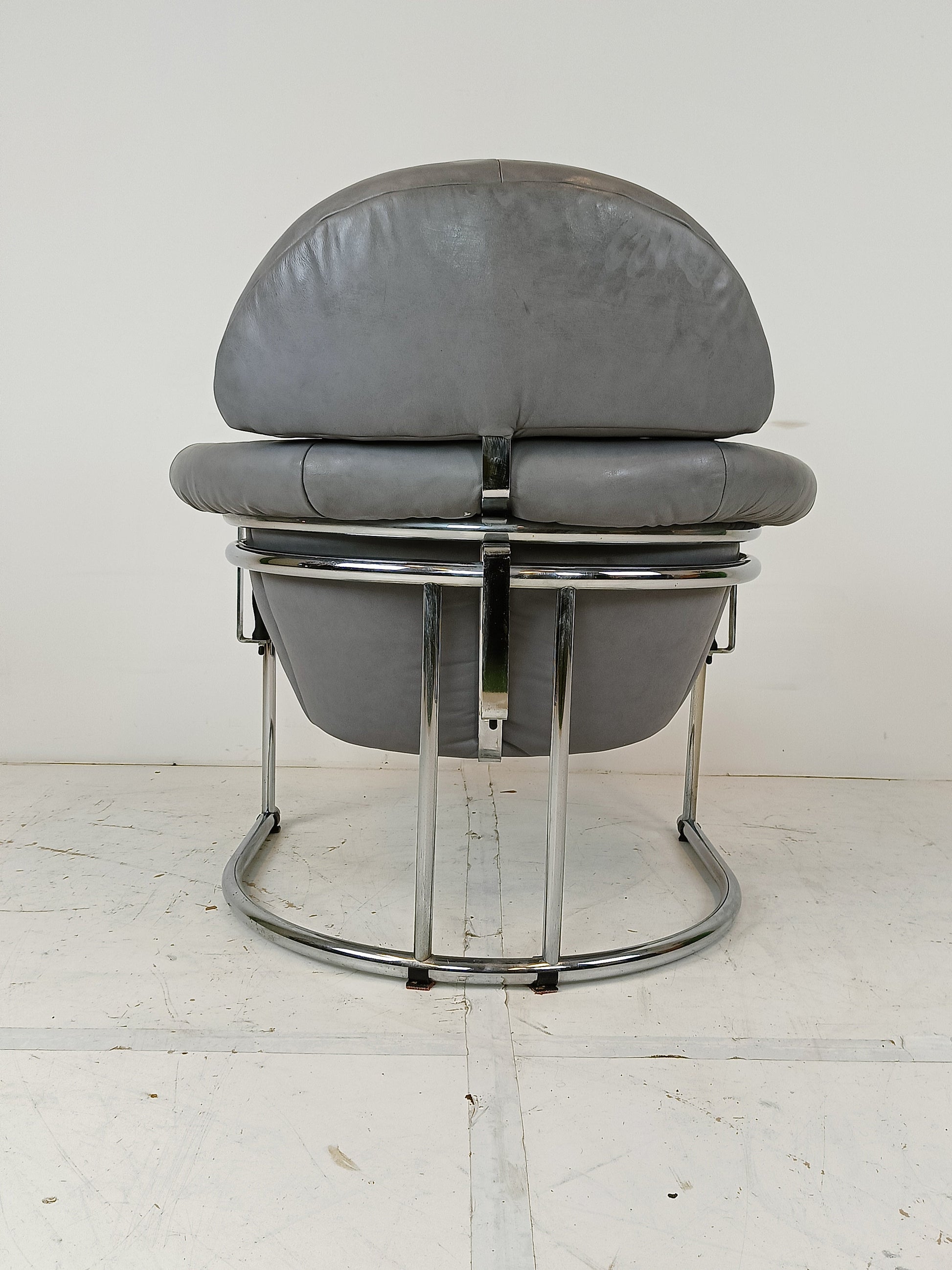 Vintage leather armchair with chrome tubular frame Vintage leather armchair with chrome tubular frame