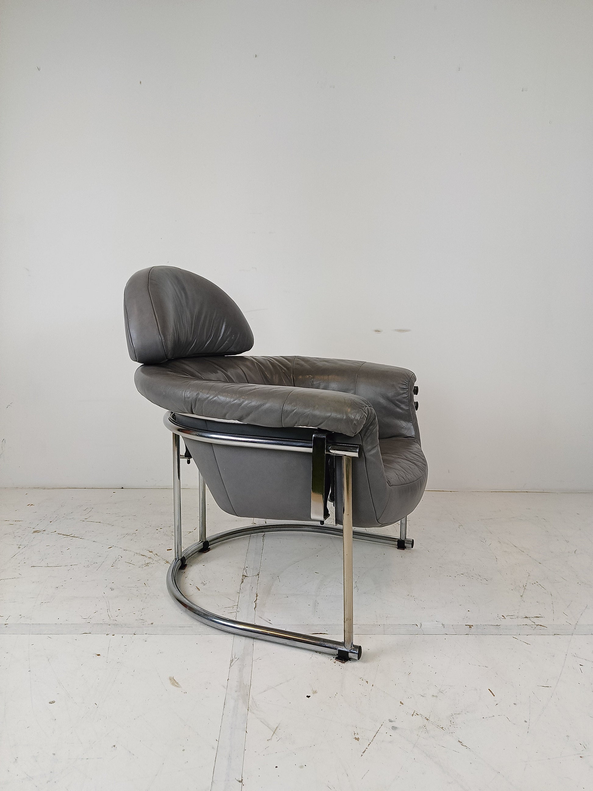 Vintage leather armchair with chrome tubular frame Vintage leather armchair with chrome tubular frame