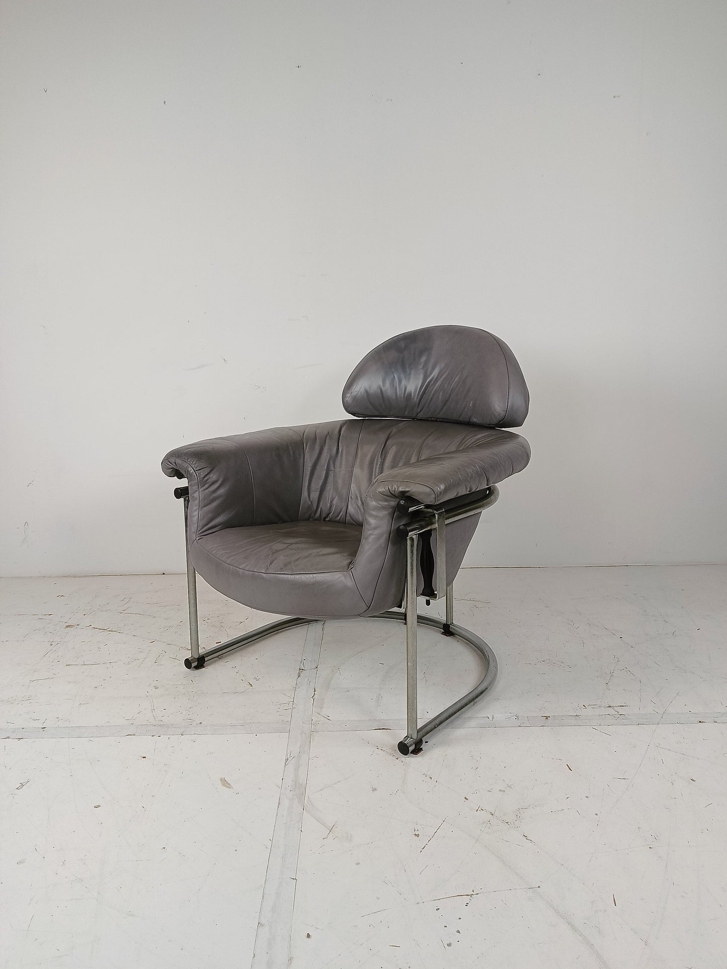 Vintage leather armchair with chrome tubular frame Vintage leather armchair with chrome tubular frame