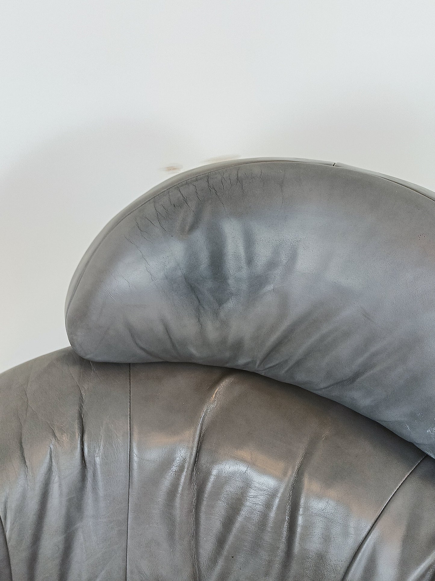 Vintage leather armchair with chrome tubular frame Vintage leather armchair with chrome tubular frame