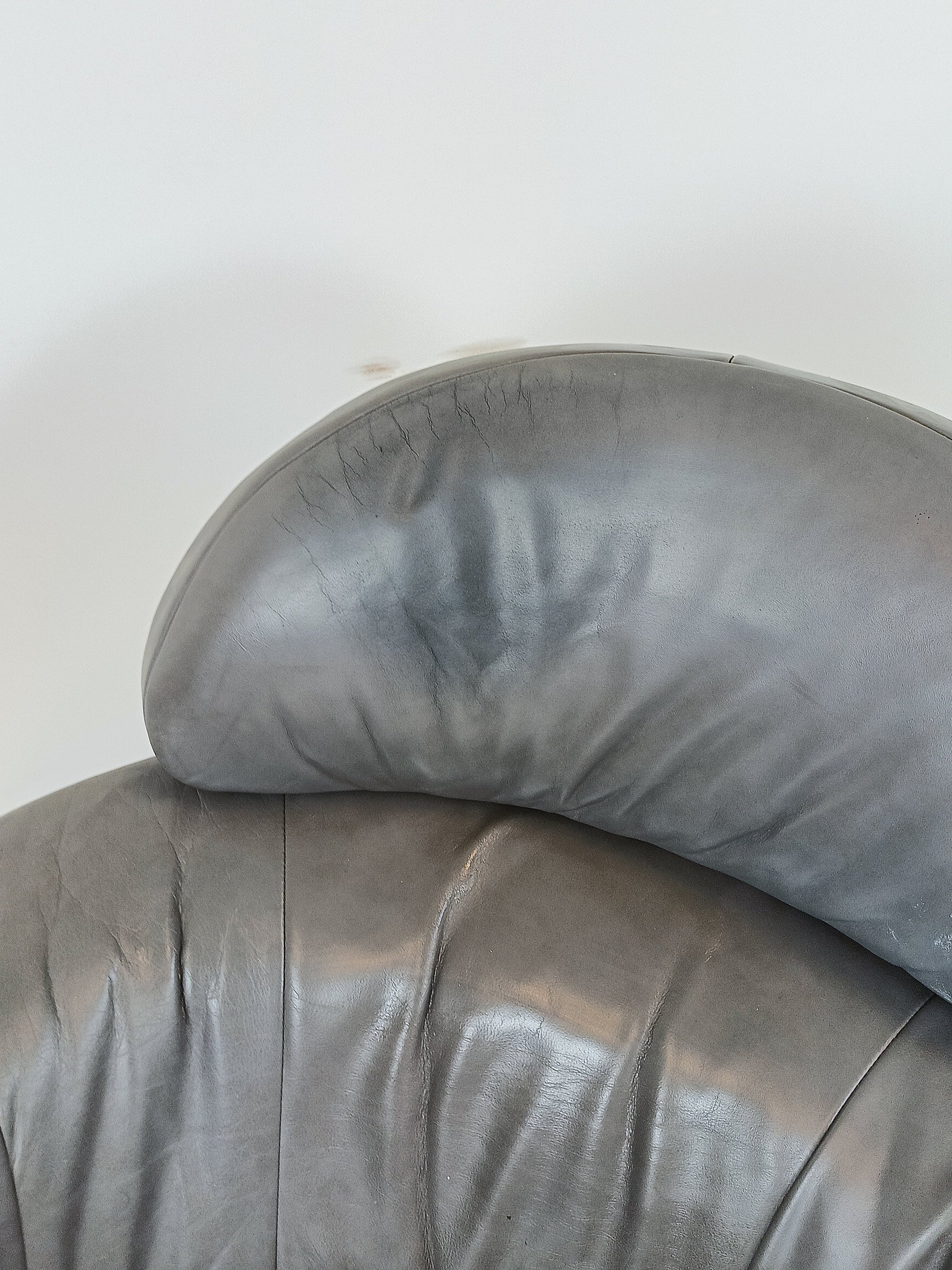 Vintage leather armchair with chrome tubular frame Vintage leather armchair with chrome tubular frame