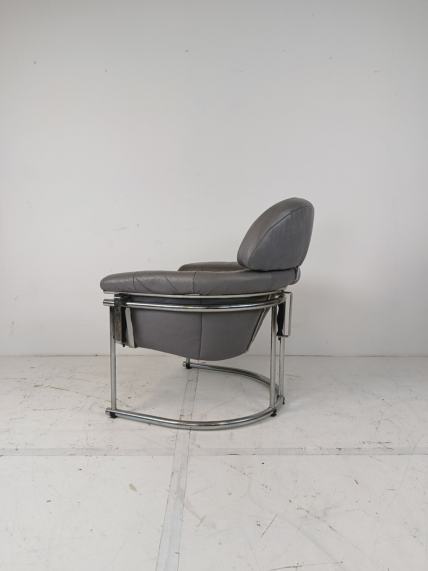 Vintage leather armchair with chrome tubular frame Vintage leather armchair with chrome tubular frame
