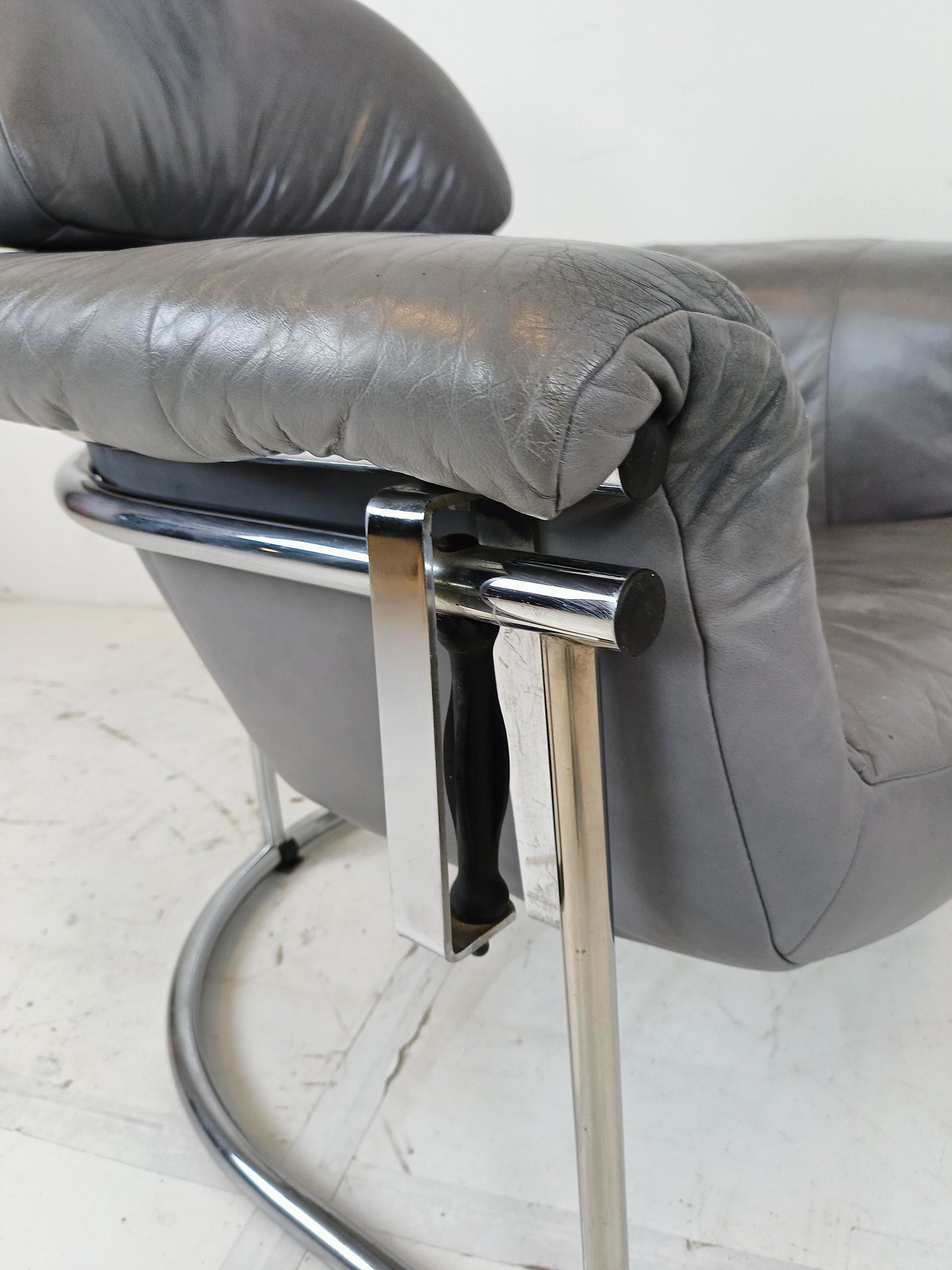 Vintage leather armchair with chrome tubular frame Vintage leather armchair with chrome tubular frame