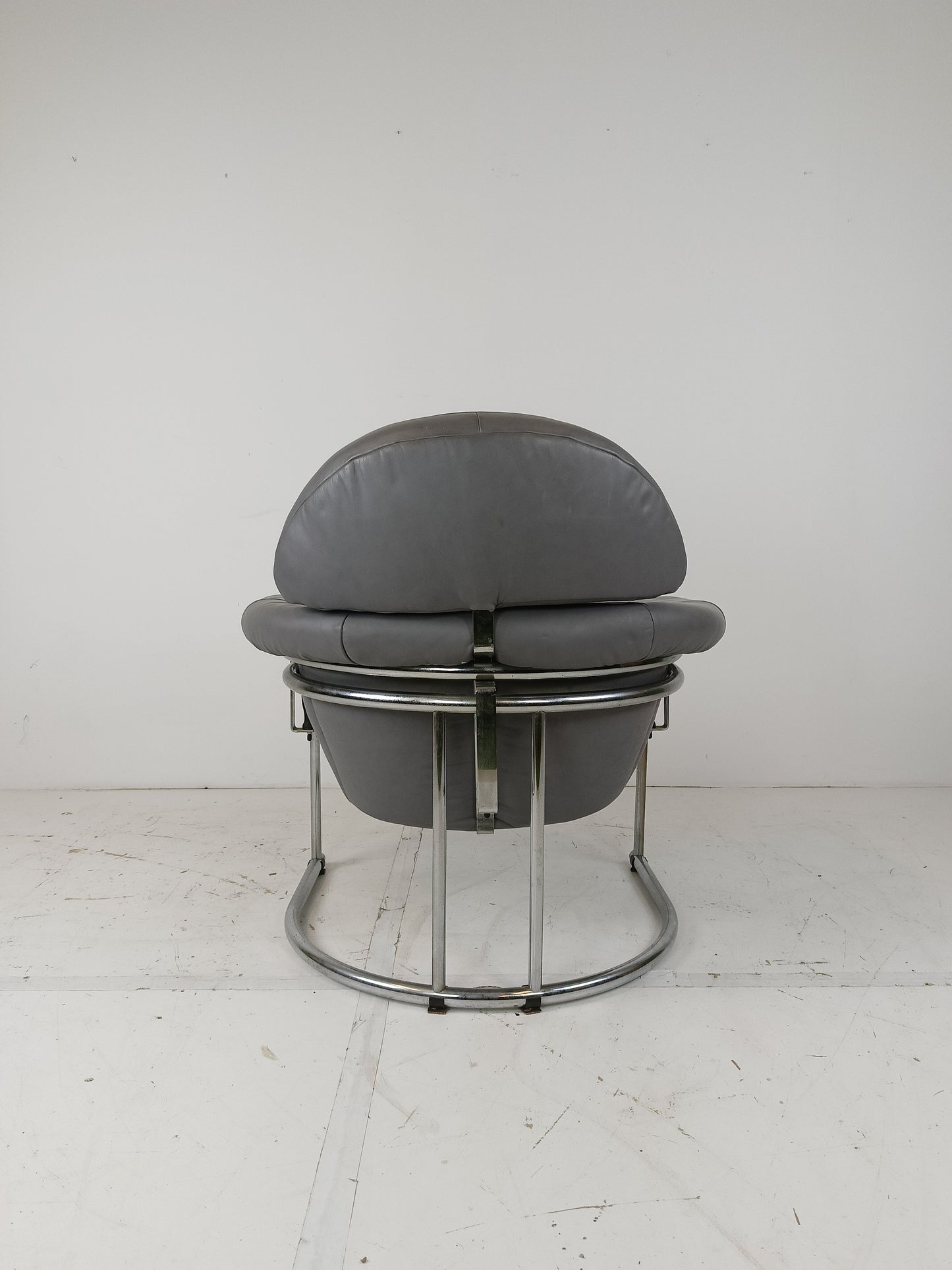Vintage leather armchair with chrome tubular frame Vintage leather armchair with chrome tubular frame
