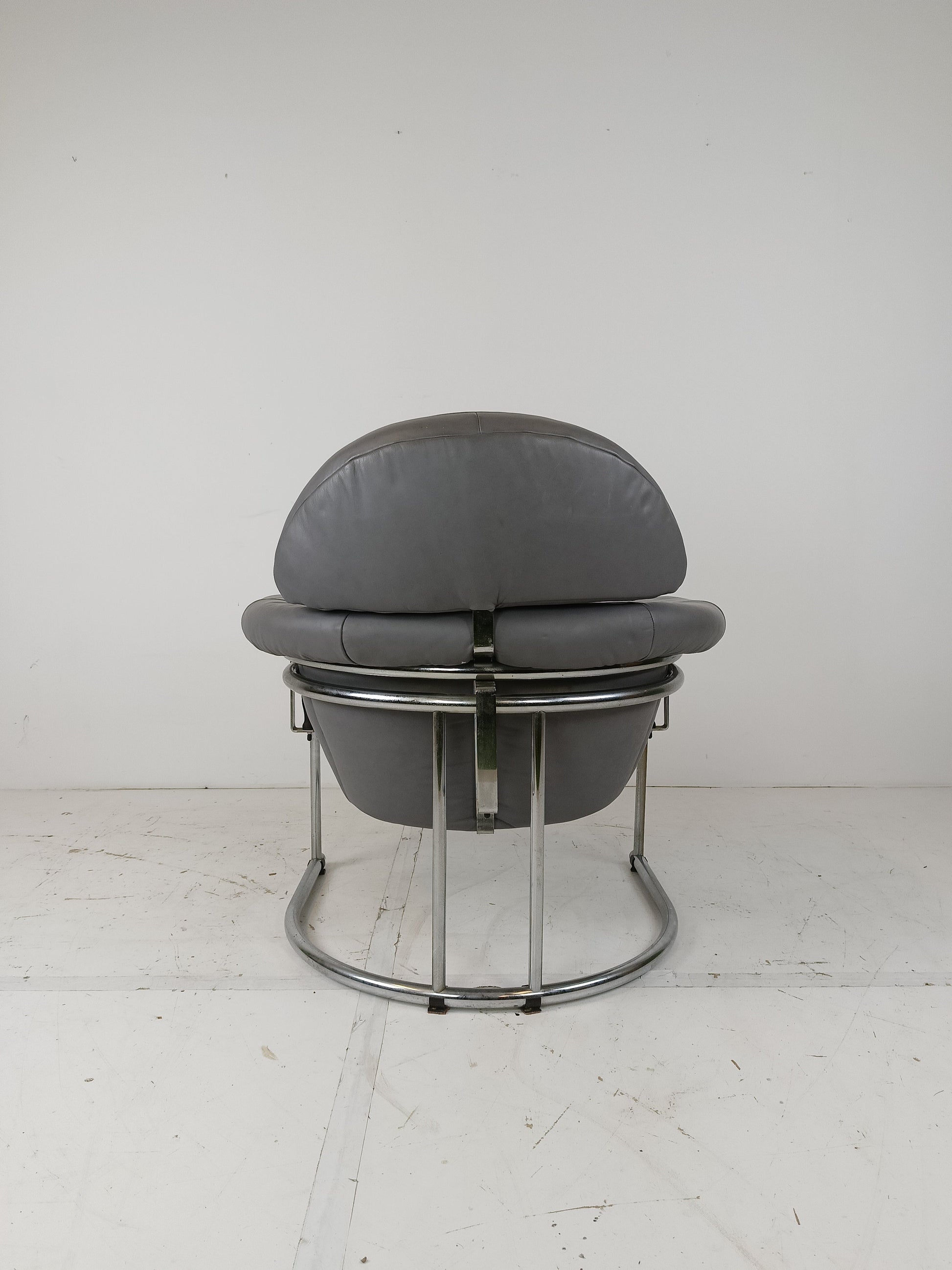 Vintage leather armchair with chrome tubular frame Vintage leather armchair with chrome tubular frame
