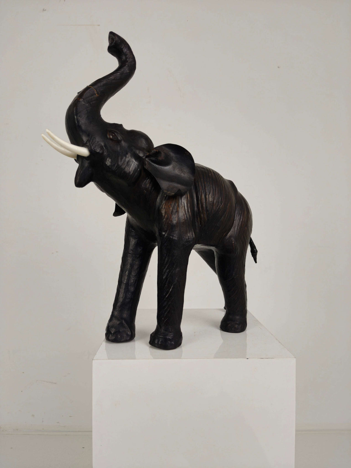 Vintage Leather Elephant Sculpture – Mid 20th Century Vintage Leather Elephant Sculpture – Mid 20th Century