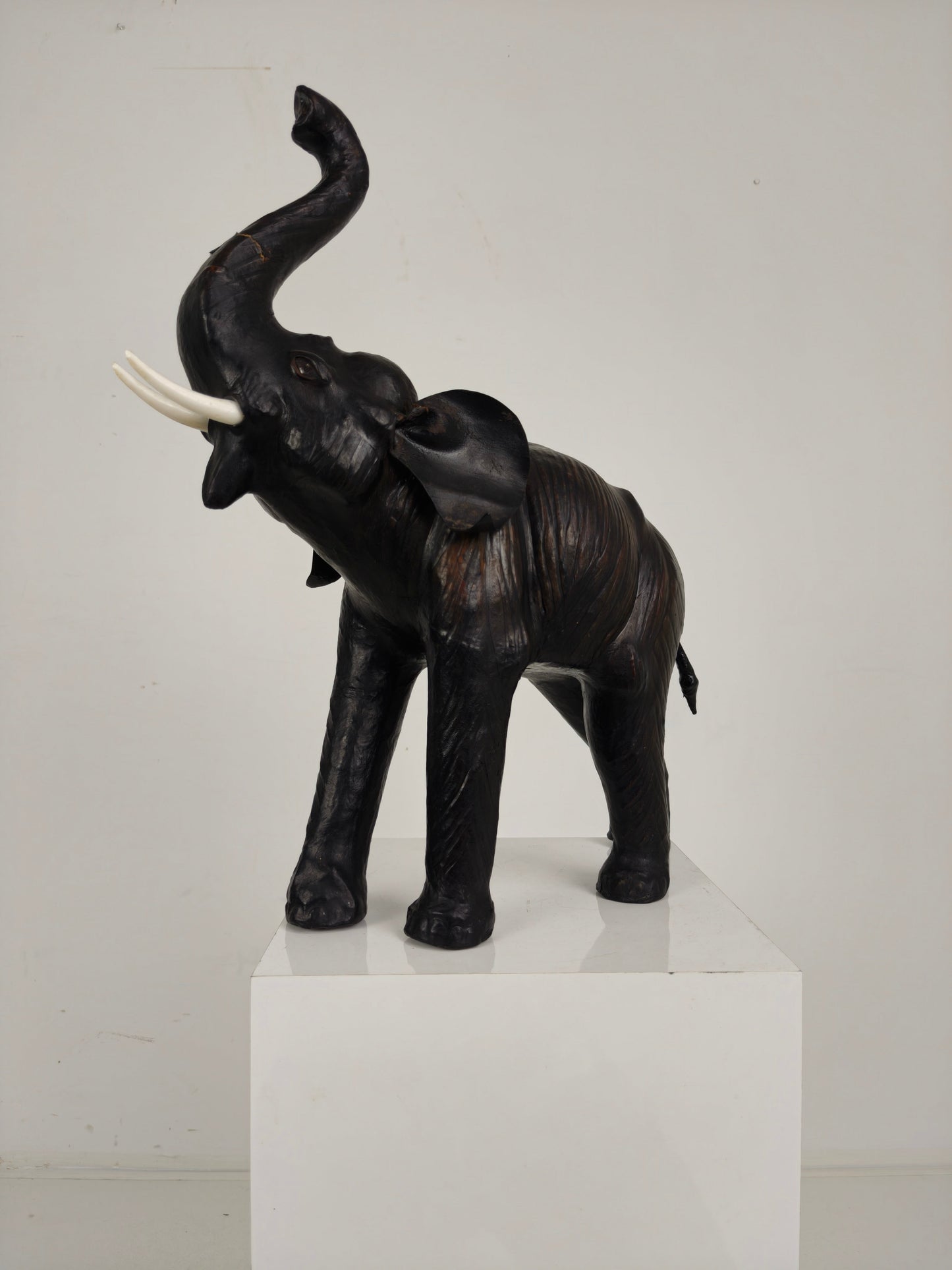 Vintage Leather Elephant Sculpture – Mid 20th Century Vintage Leather Elephant Sculpture – Mid 20th Century