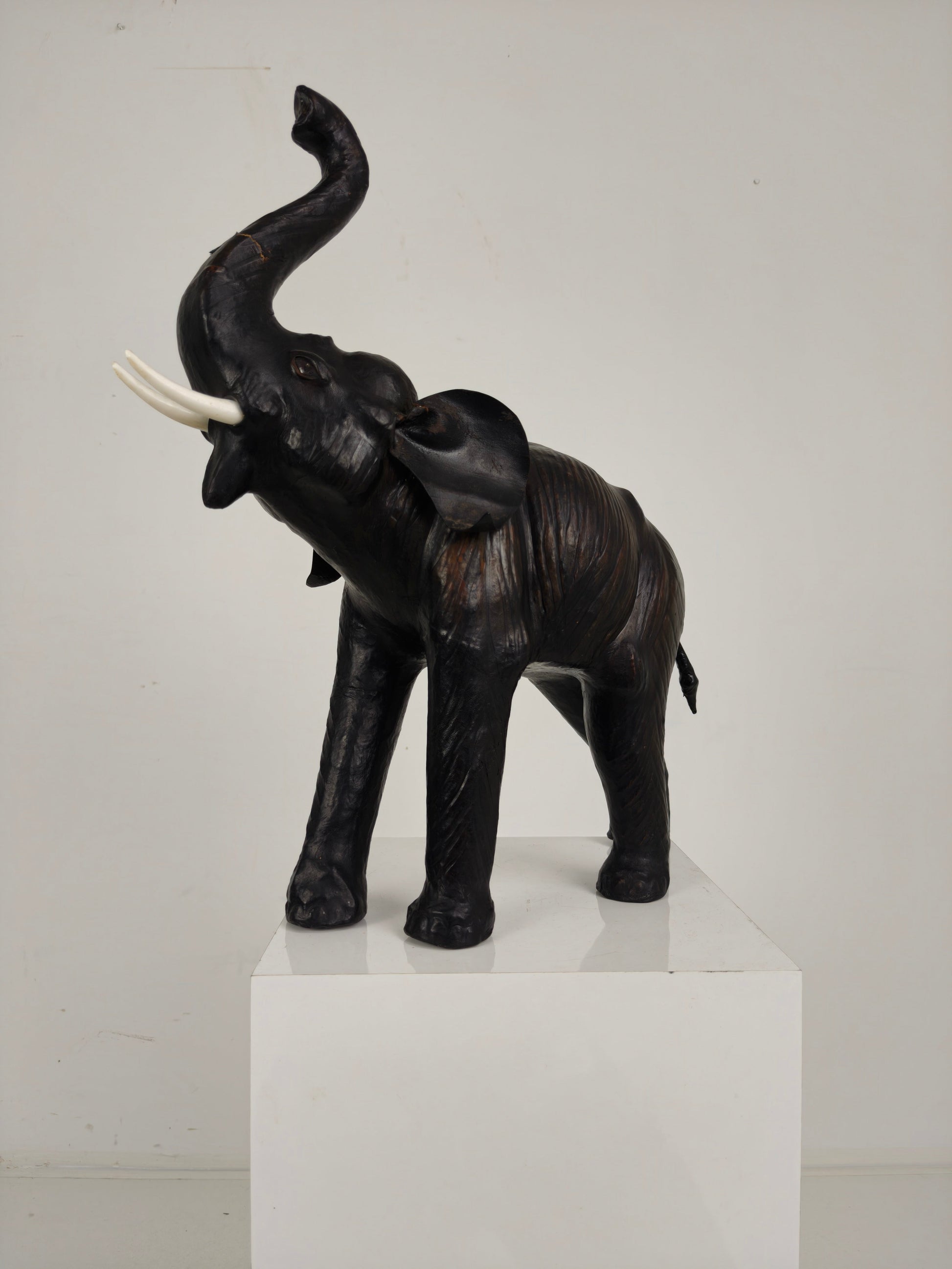 Vintage Leather Elephant Sculpture – Mid 20th Century Vintage Leather Elephant Sculpture – Mid 20th Century