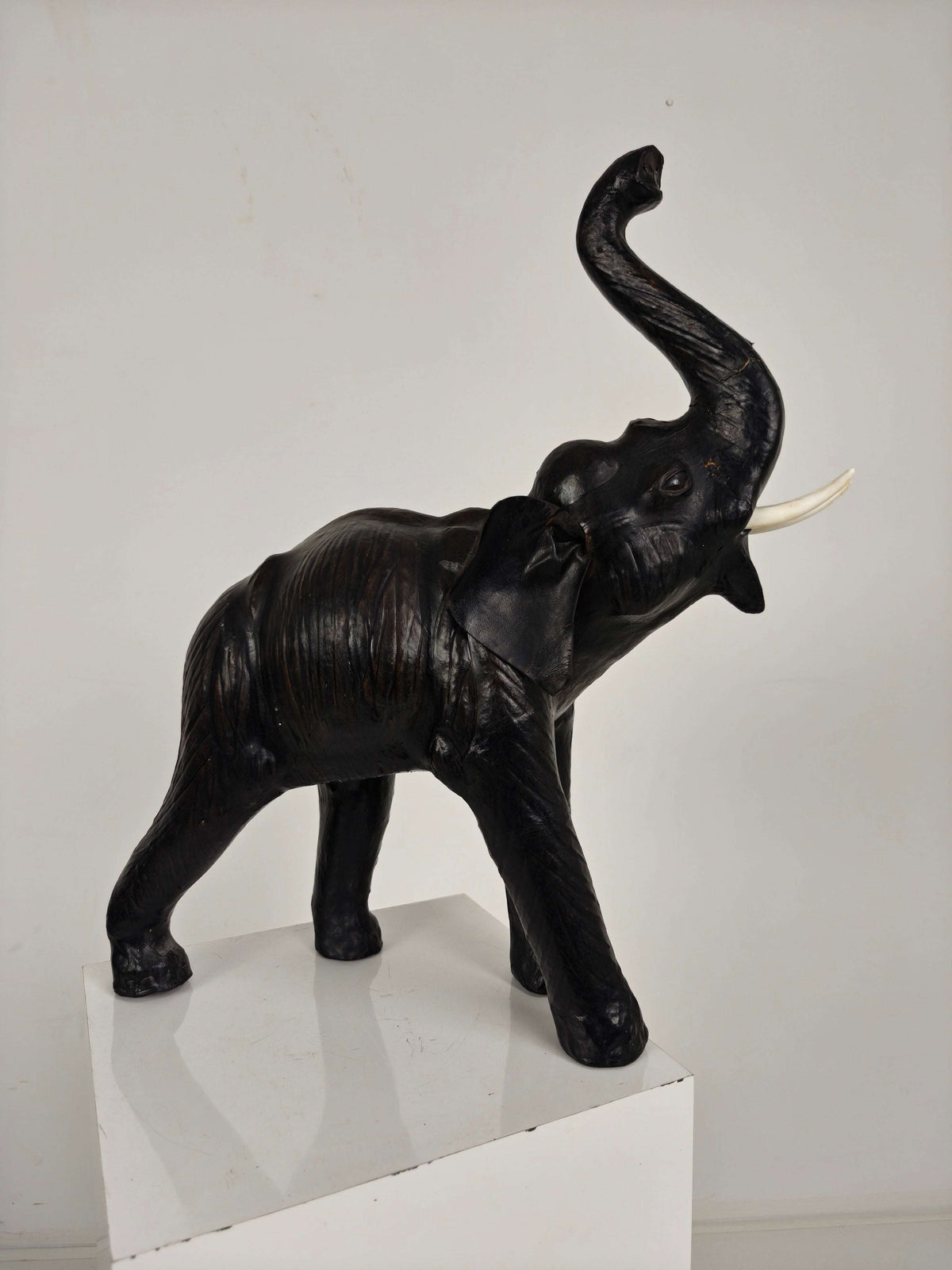 Vintage Leather Elephant Sculpture – Mid 20th Century Vintage Leather Elephant Sculpture – Mid 20th Century