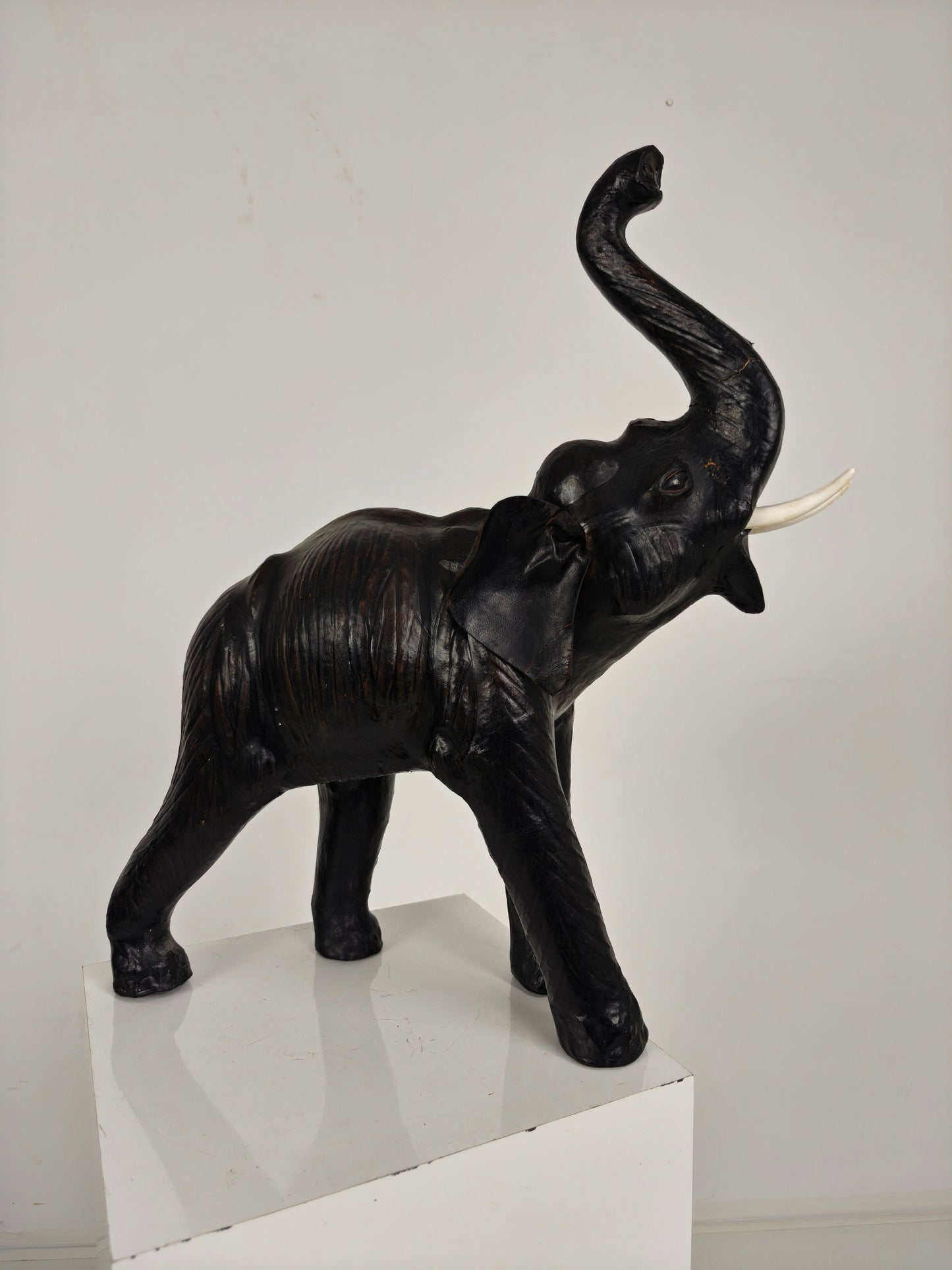Vintage Leather Elephant Sculpture – Mid 20th Century Vintage Leather Elephant Sculpture – Mid 20th Century