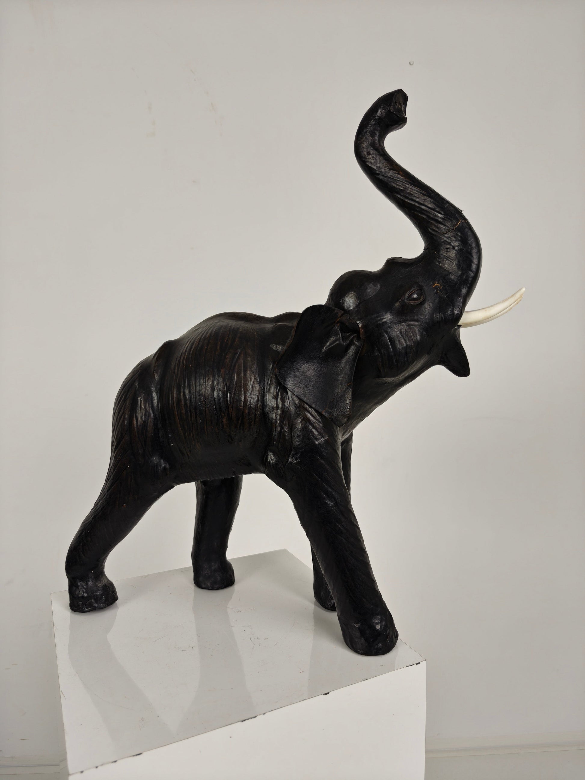Vintage Leather Elephant Sculpture – Mid 20th Century Vintage Leather Elephant Sculpture – Mid 20th Century