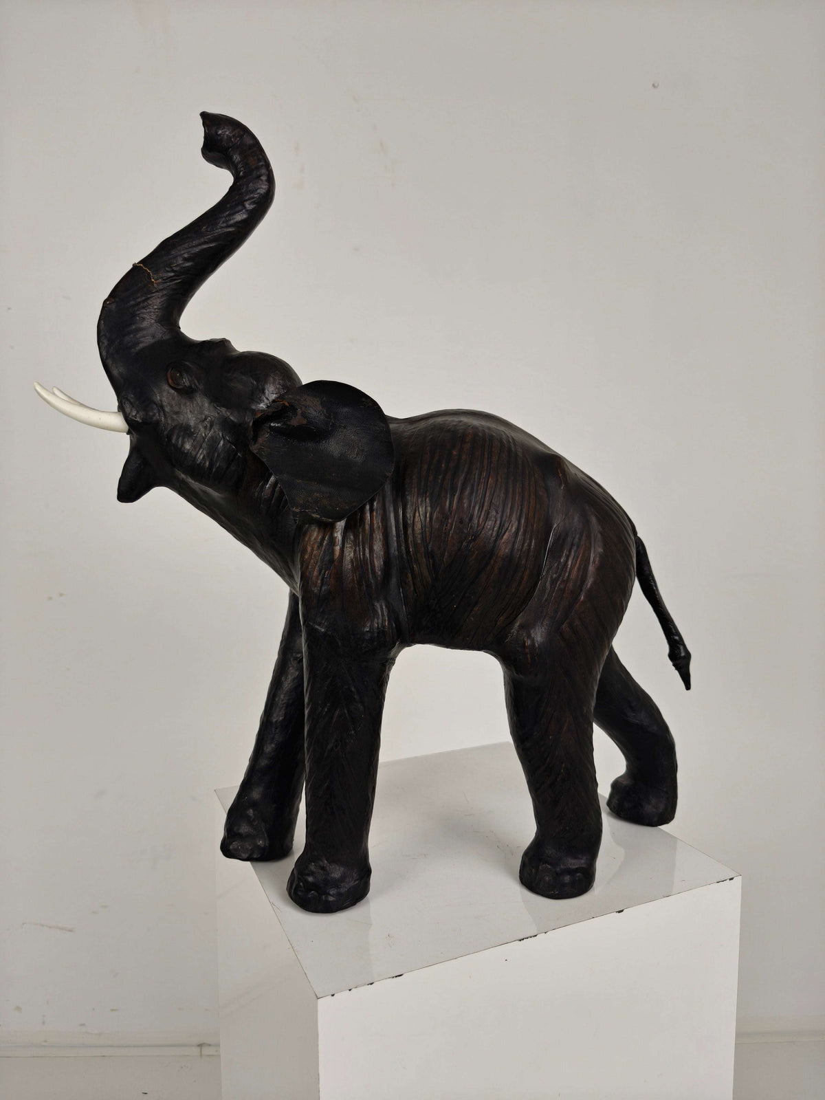 Vintage Leather Elephant Sculpture – Mid 20th Century Vintage Leather Elephant Sculpture – Mid 20th Century