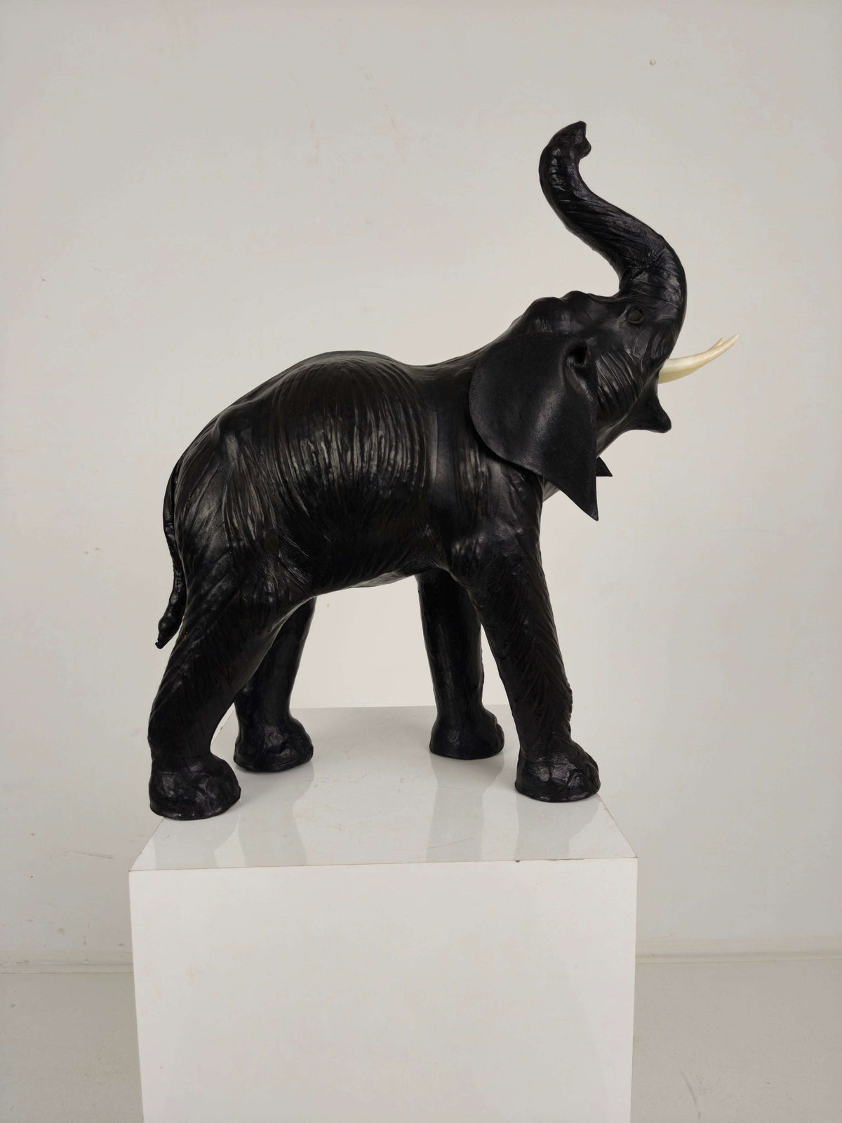 Vintage Leather Elephant Sculpture – Mid 20th Century Vintage Leather Elephant Sculpture – Mid 20th Century