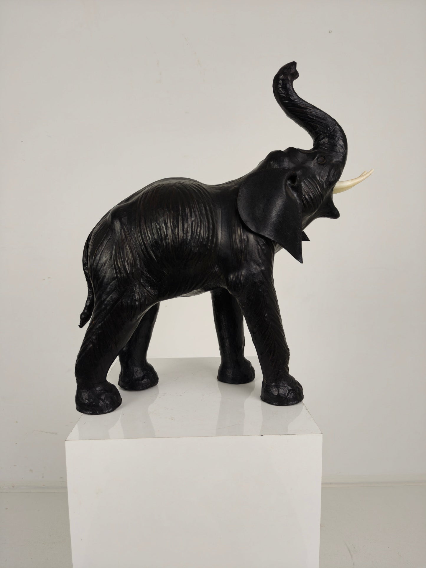 Vintage Leather Elephant Sculpture – Mid 20th Century Vintage Leather Elephant Sculpture – Mid 20th Century