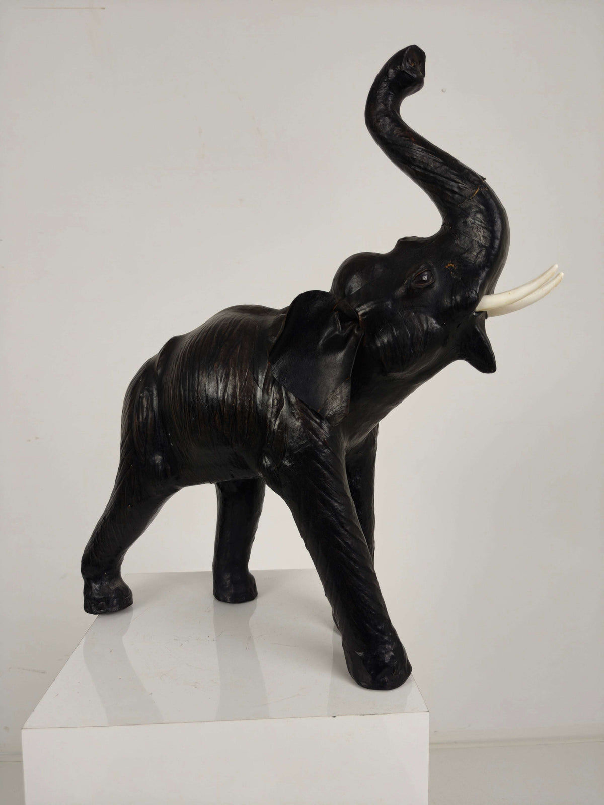 Vintage Leather Elephant Sculpture – Mid 20th Century Vintage Leather Elephant Sculpture – Mid 20th Century