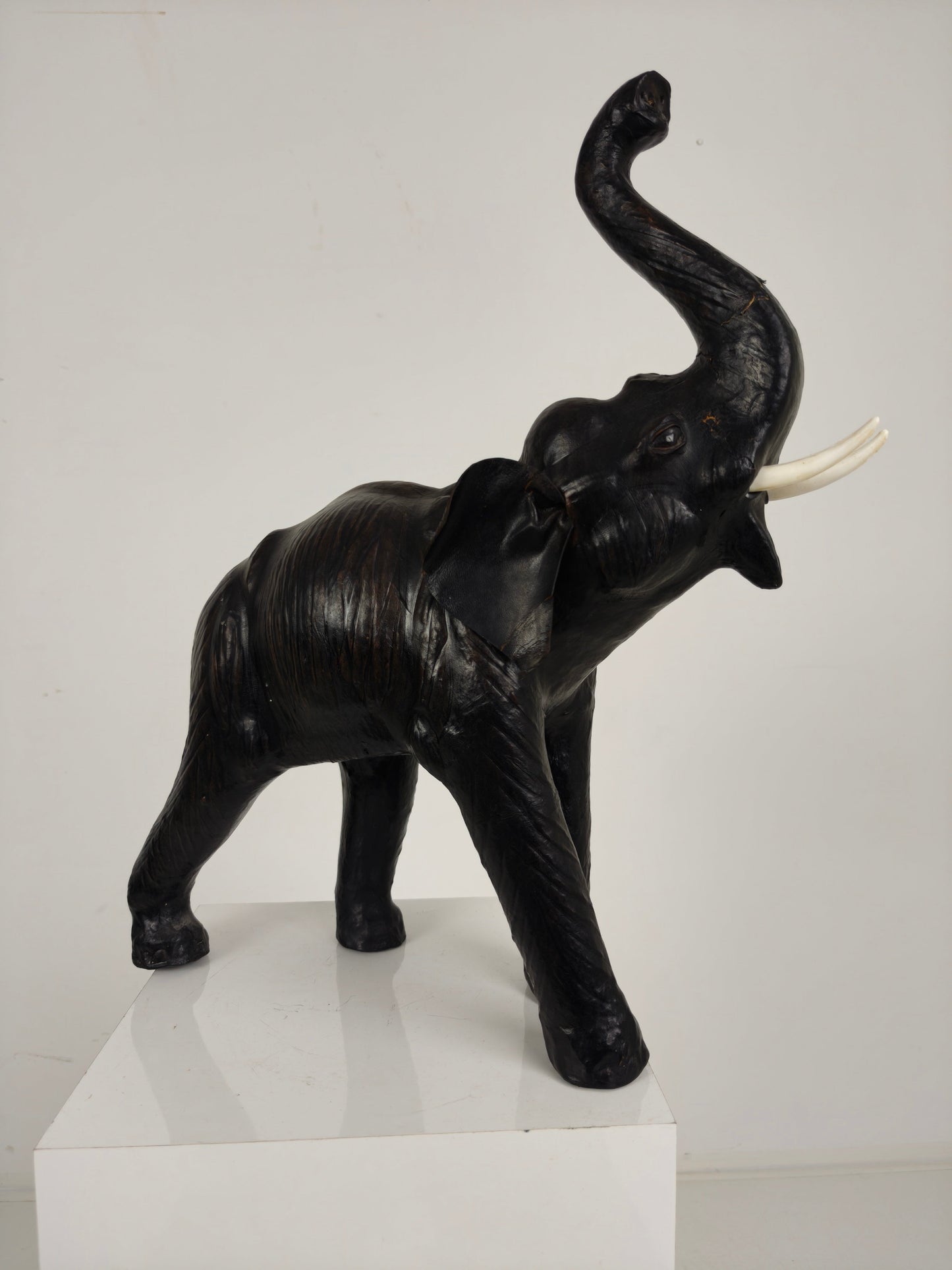 Vintage Leather Elephant Sculpture – Mid 20th Century Vintage Leather Elephant Sculpture – Mid 20th Century