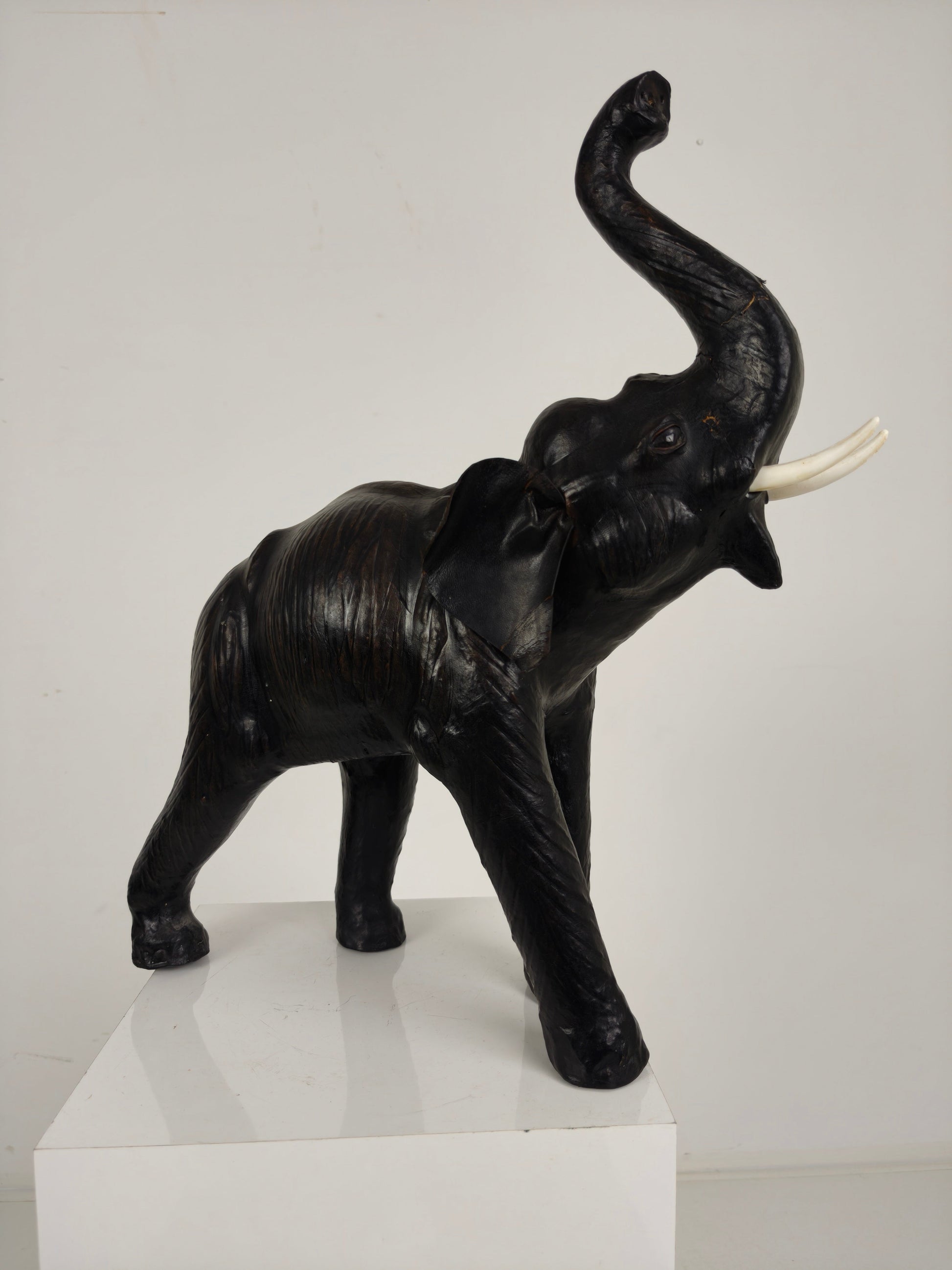 Vintage Leather Elephant Sculpture – Mid 20th Century Vintage Leather Elephant Sculpture – Mid 20th Century
