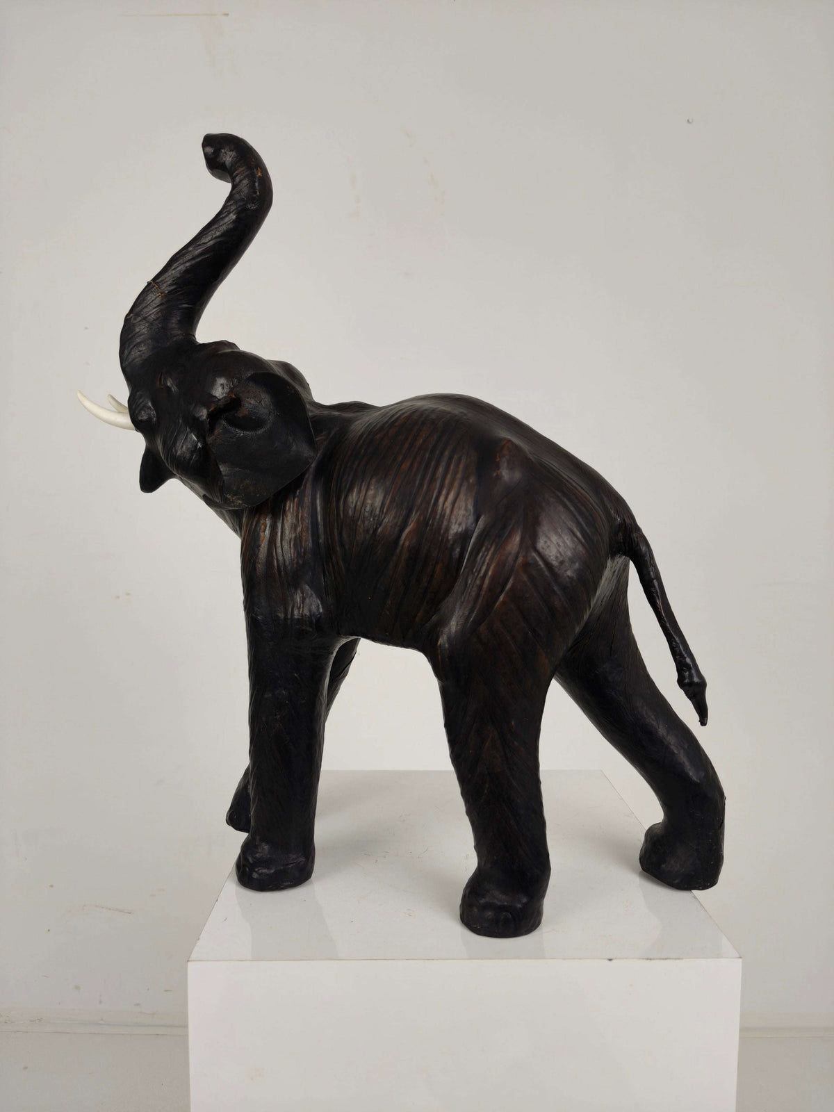 Vintage Leather Elephant Sculpture – Mid 20th Century Vintage Leather Elephant Sculpture – Mid 20th Century