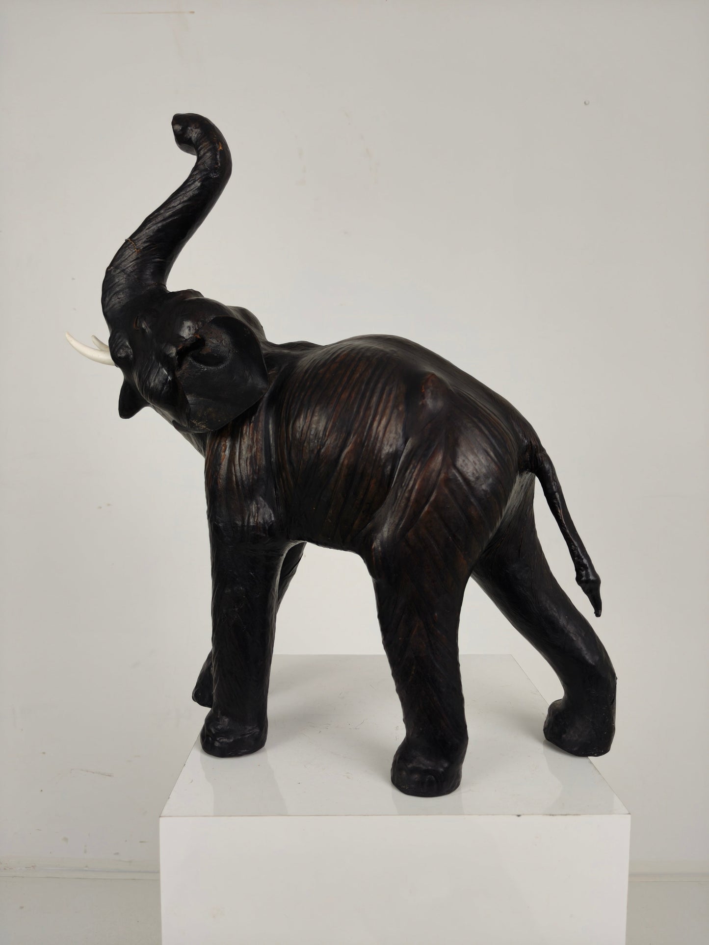 Vintage Leather Elephant Sculpture – Mid 20th Century Vintage Leather Elephant Sculpture – Mid 20th Century