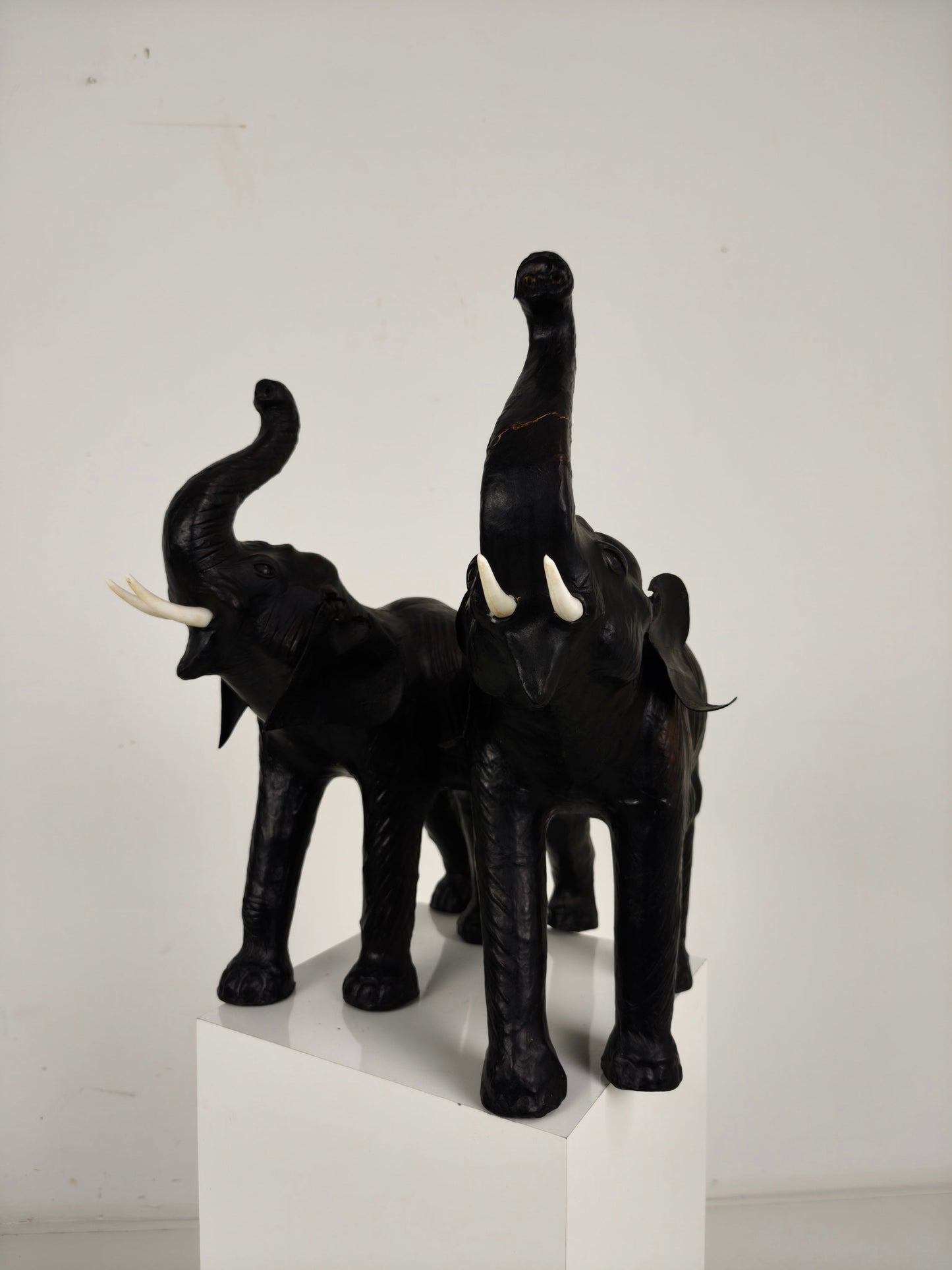 Vintage Leather Elephant Sculpture – Mid 20th Century Vintage Leather Elephant Sculpture – Mid 20th Century