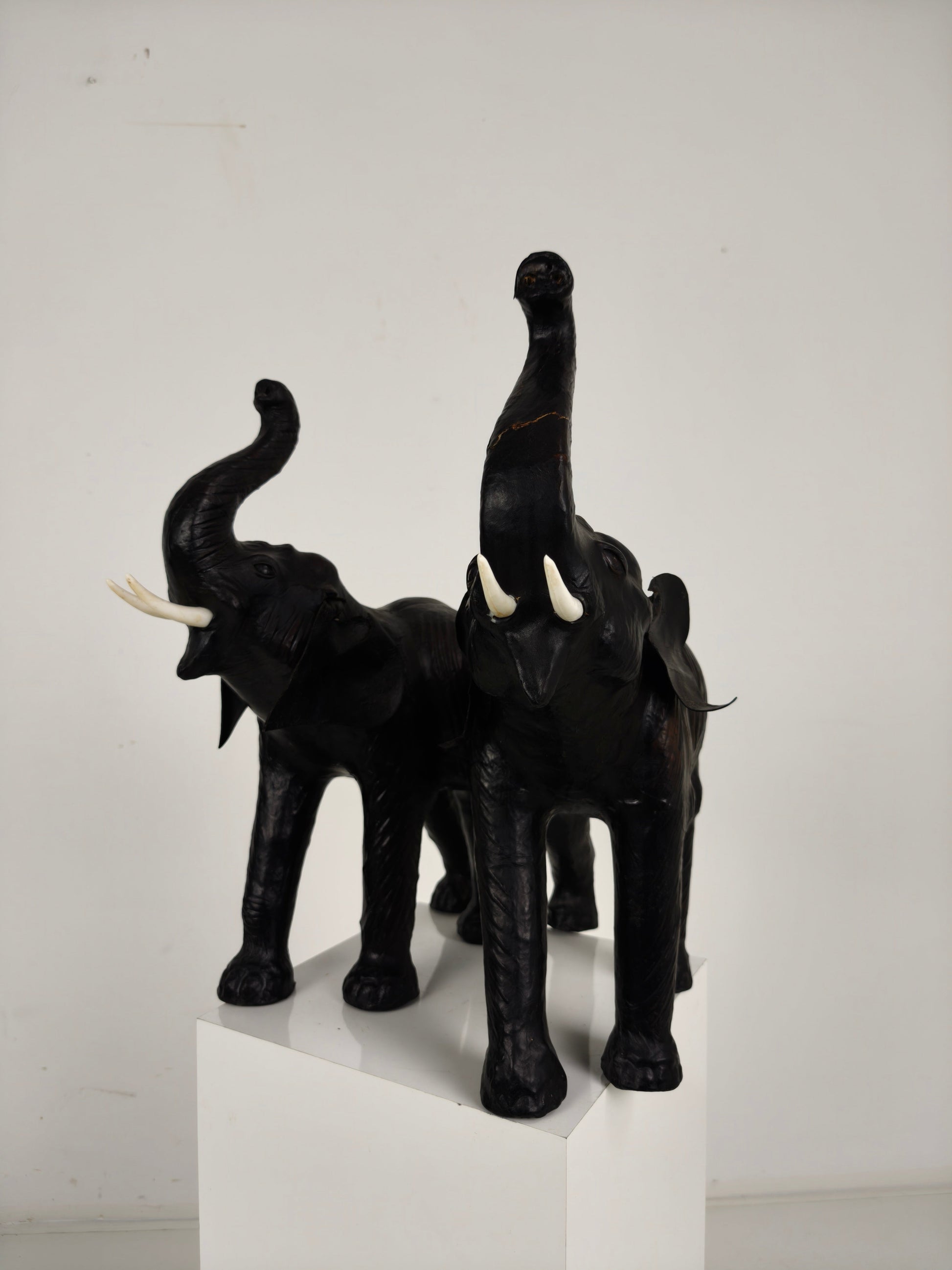 Vintage Leather Elephant Sculpture – Mid 20th Century Vintage Leather Elephant Sculpture – Mid 20th Century