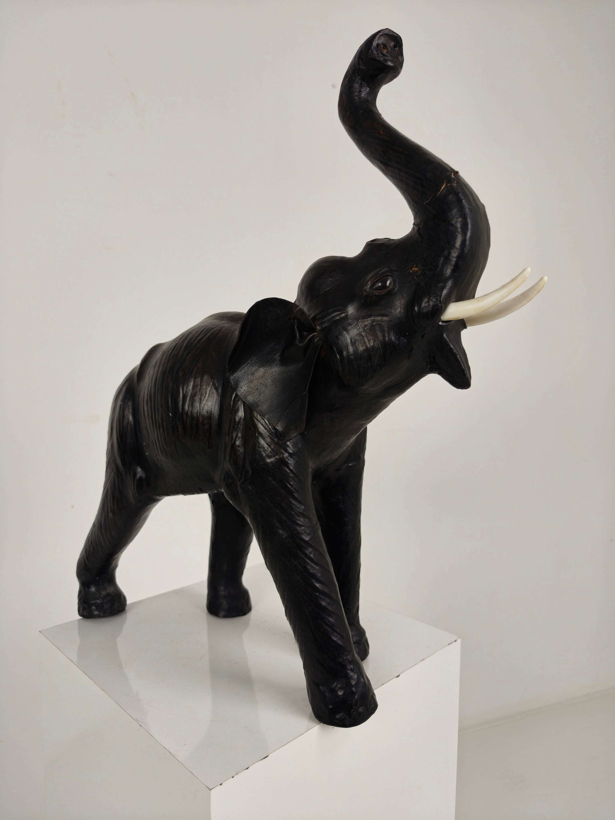 Vintage Leather Elephant Sculpture – Mid 20th Century Vintage Leather Elephant Sculpture – Mid 20th Century