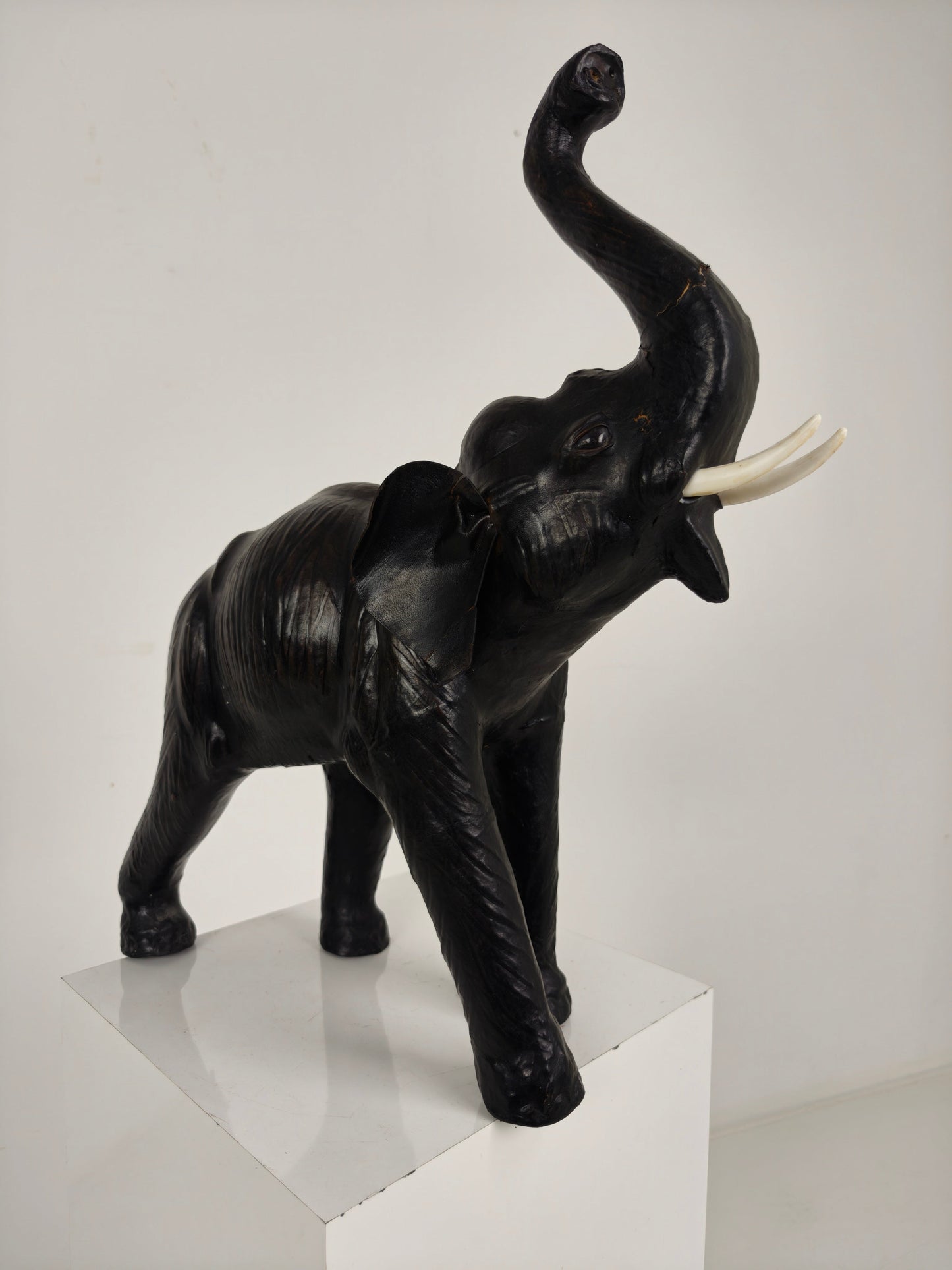Vintage Leather Elephant Sculpture – Mid 20th Century Vintage Leather Elephant Sculpture – Mid 20th Century