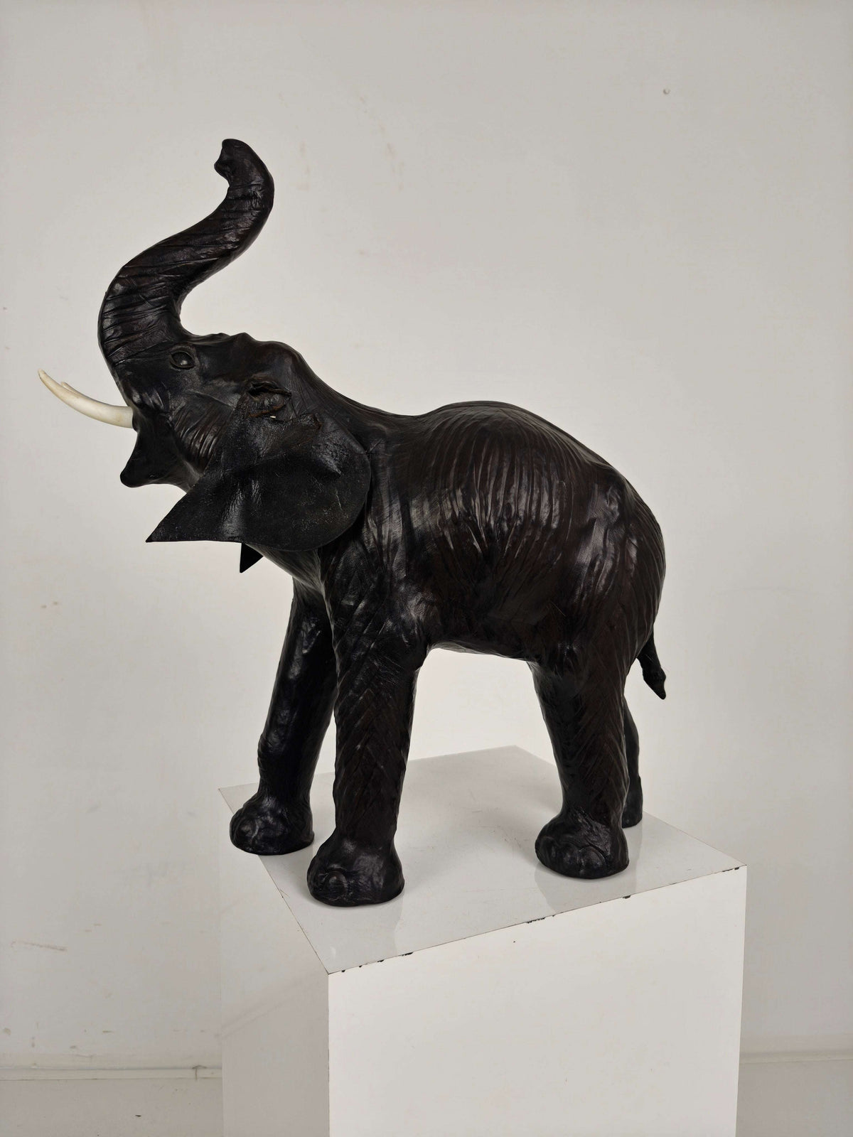 Vintage Leather Elephant Sculpture – Mid 20th Century Vintage Leather Elephant Sculpture – Mid 20th Century