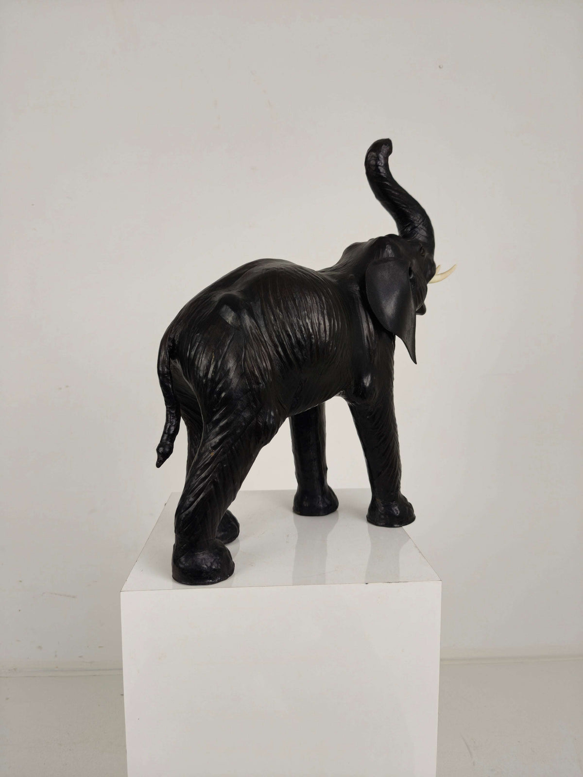 Vintage Leather Elephant Sculpture – Mid 20th Century Vintage Leather Elephant Sculpture – Mid 20th Century