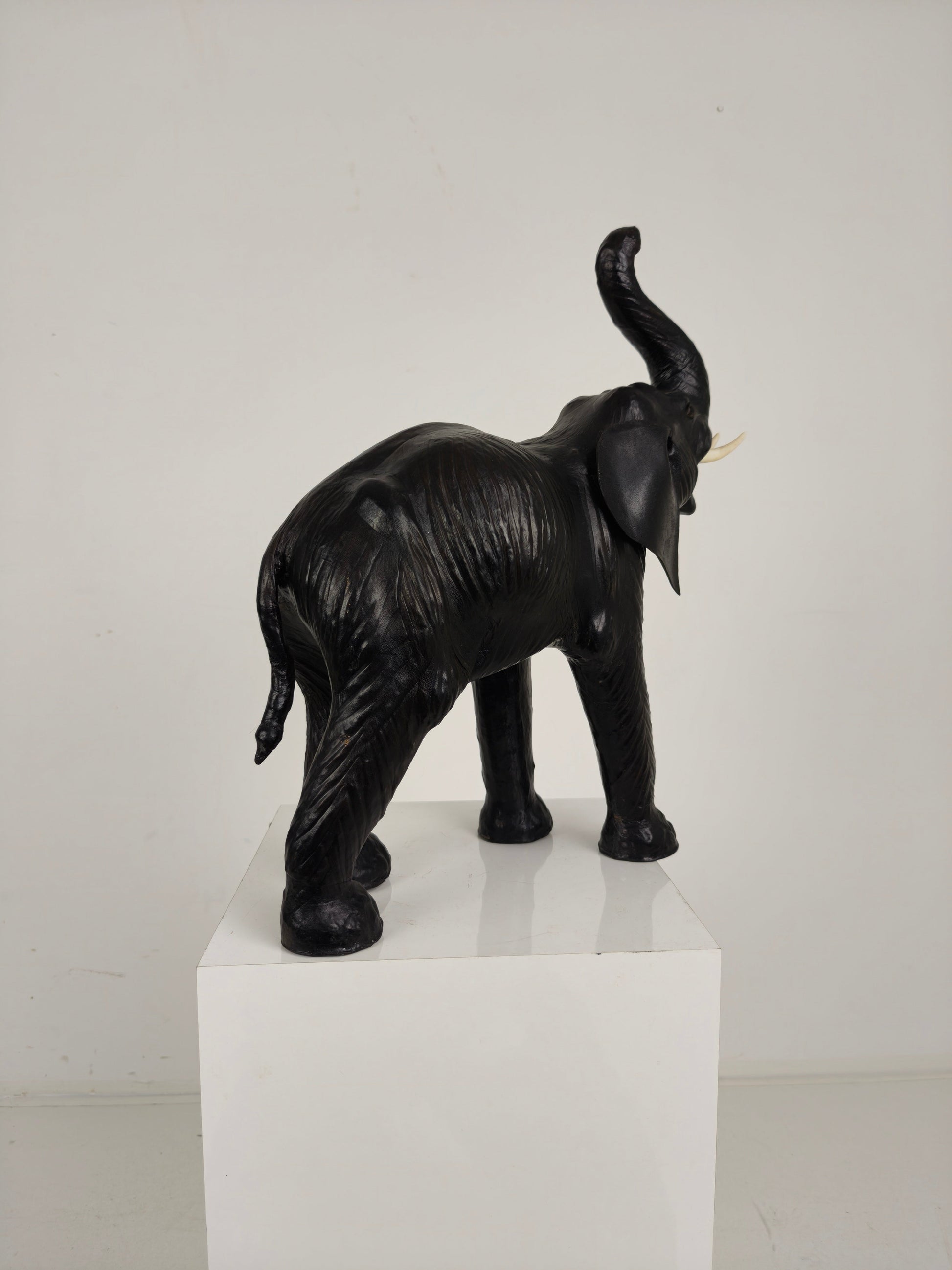 Vintage Leather Elephant Sculpture – Mid 20th Century Vintage Leather Elephant Sculpture – Mid 20th Century