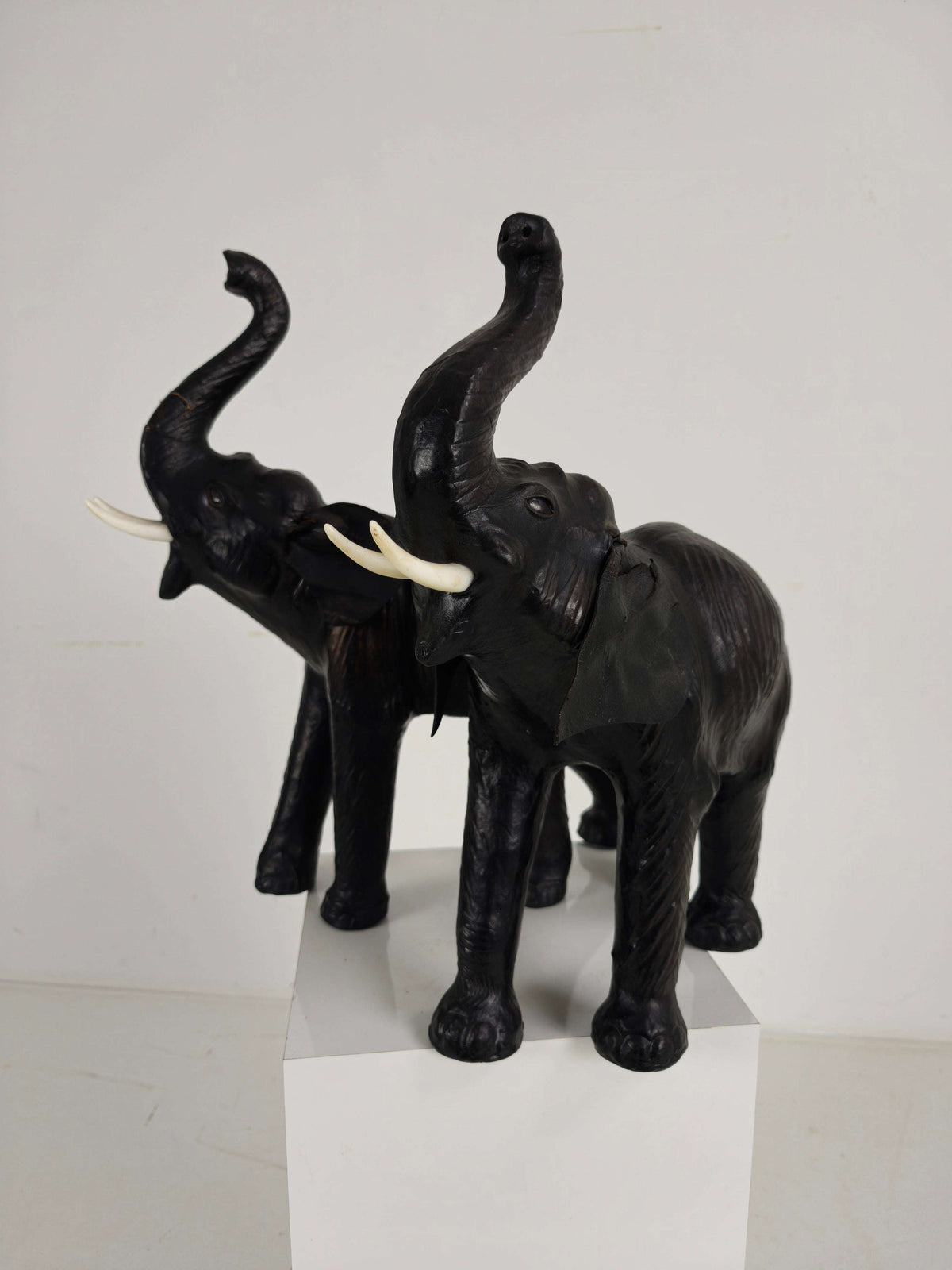 Vintage Leather Elephant Sculpture – Mid 20th Century Vintage Leather Elephant Sculpture – Mid 20th Century
