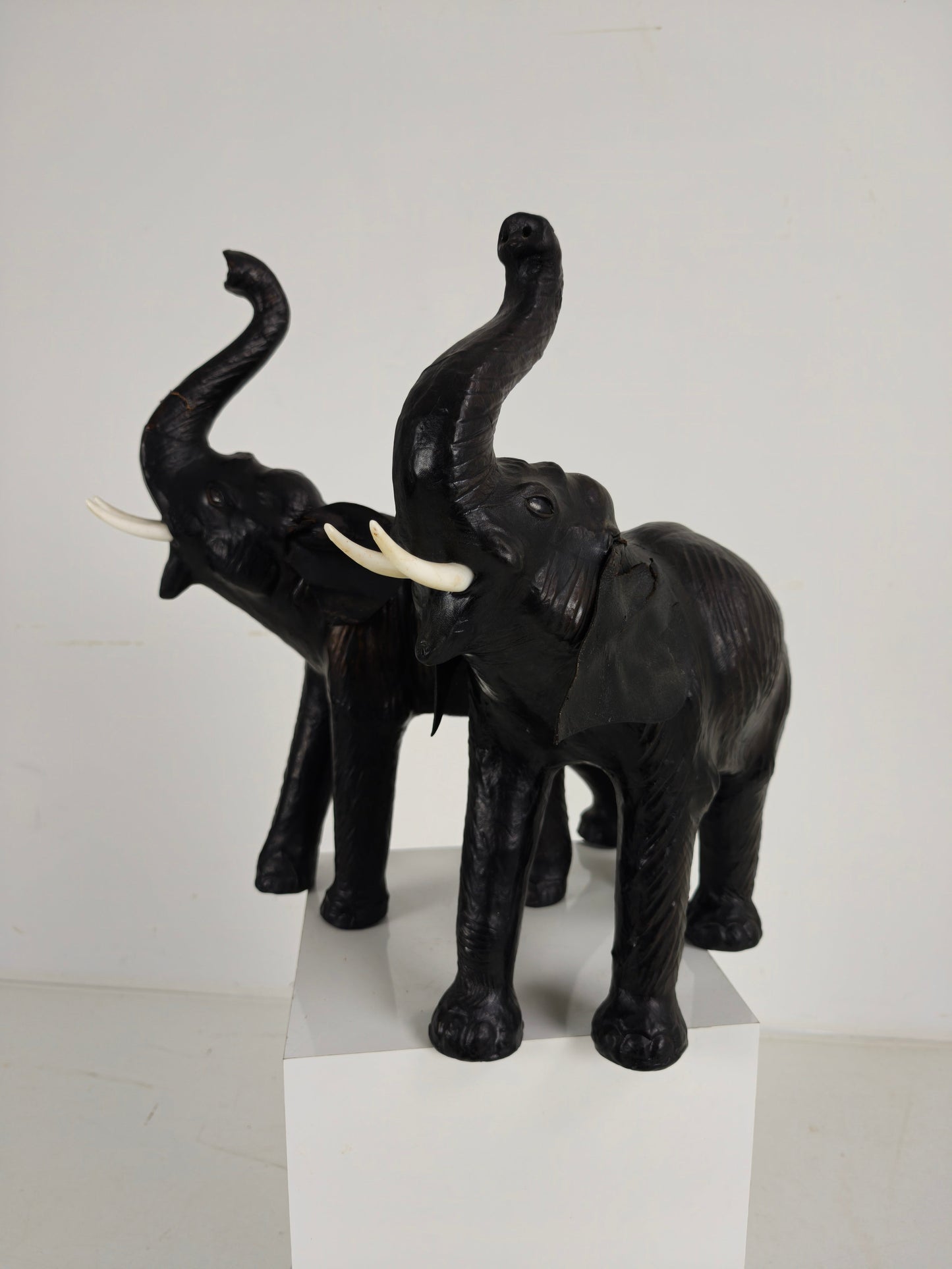 Vintage Leather Elephant Sculpture – Mid 20th Century Vintage Leather Elephant Sculpture – Mid 20th Century