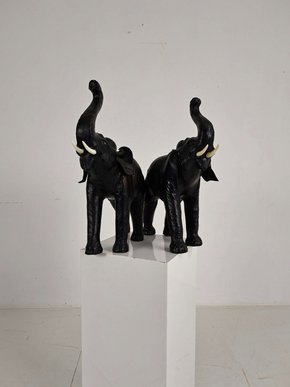 Vintage Leather Elephant Sculpture – Mid 20th Century Vintage Leather Elephant Sculpture – Mid 20th Century