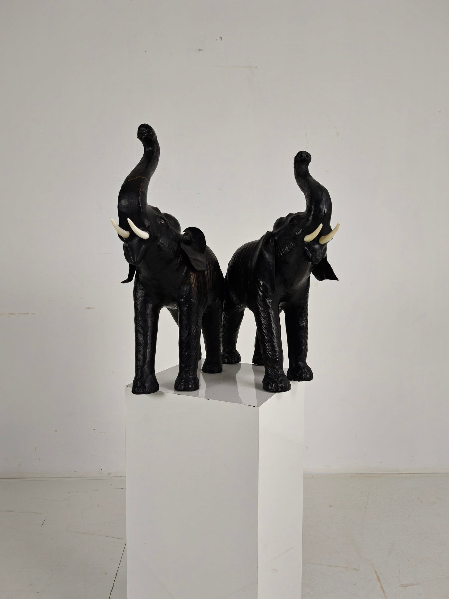 Vintage Leather Elephant Sculpture – Mid 20th Century Vintage Leather Elephant Sculpture – Mid 20th Century