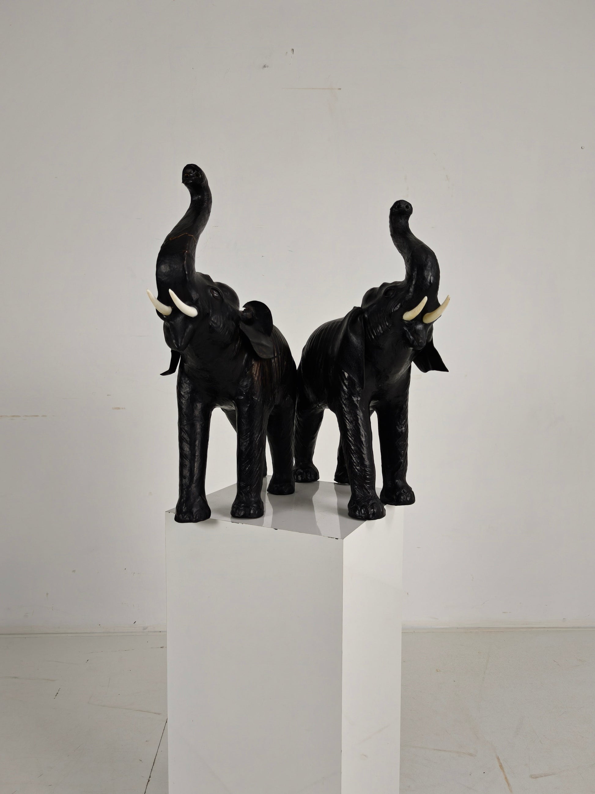 Vintage Leather Elephant Sculpture – Mid 20th Century Vintage Leather Elephant Sculpture – Mid 20th Century