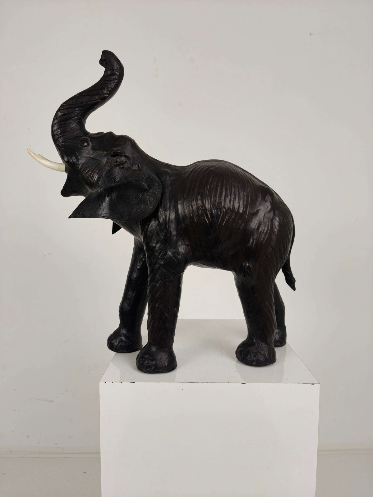 Vintage Leather Elephant Sculpture – Mid 20th Century Vintage Leather Elephant Sculpture – Mid 20th Century