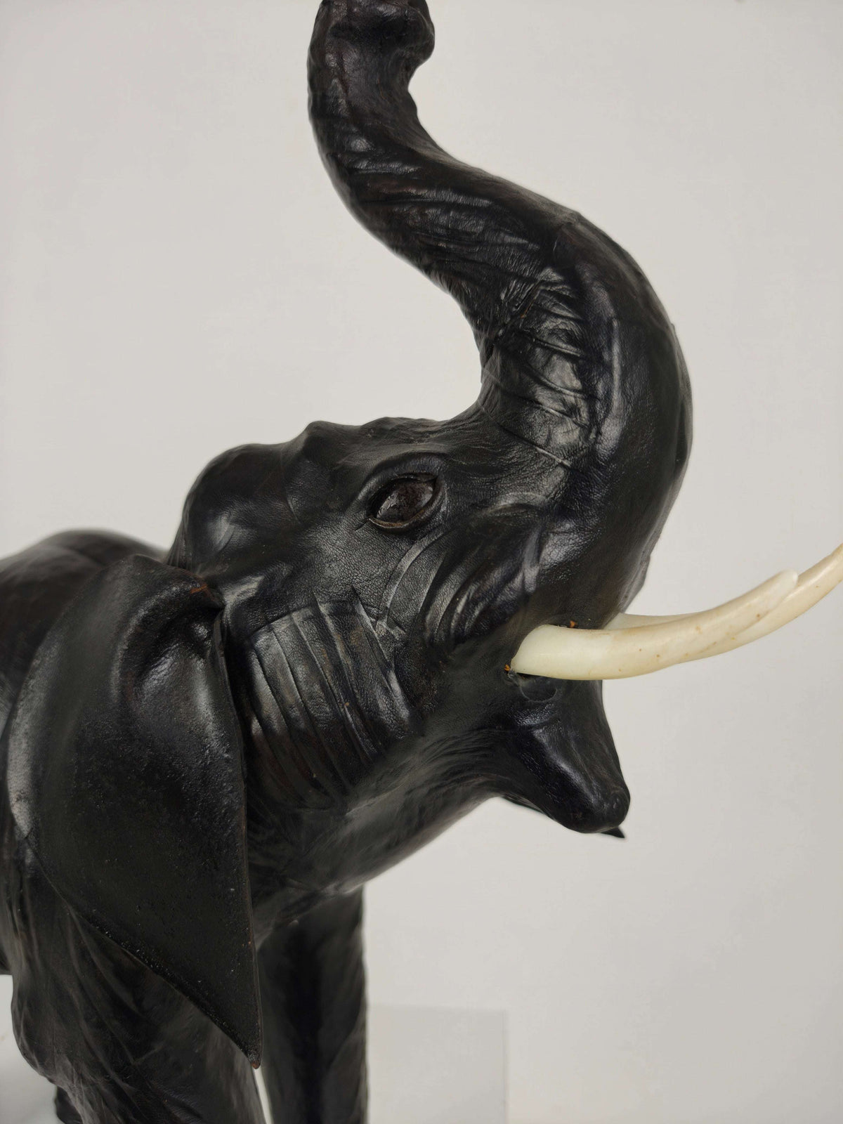 Vintage Leather Elephant Sculpture – Mid 20th Century Vintage Leather Elephant Sculpture – Mid 20th Century