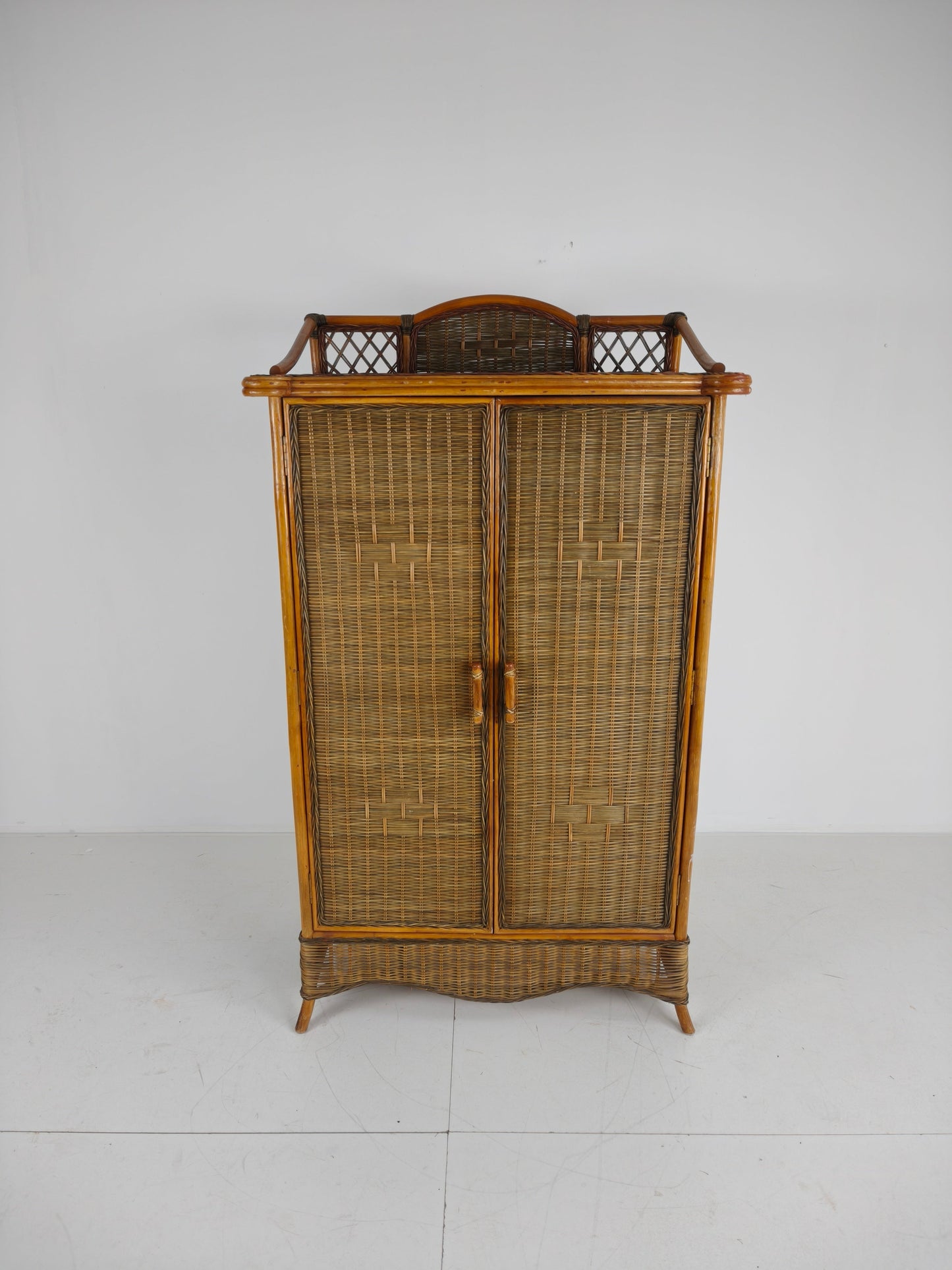 Vintage Wicker Wardrobe / Linen Cabinet – Rattan & Bamboo Vintage Wicker Wardrobe / Linen Cabinet – Rattan & Bamboo