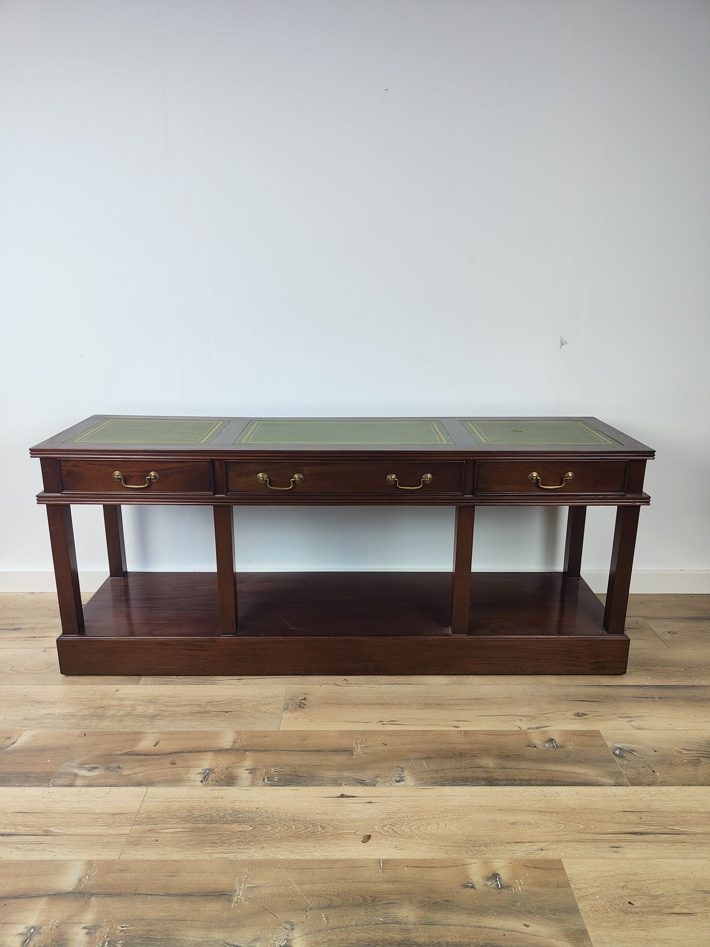 Mahongany Wooden Side Table/English Chesterfield